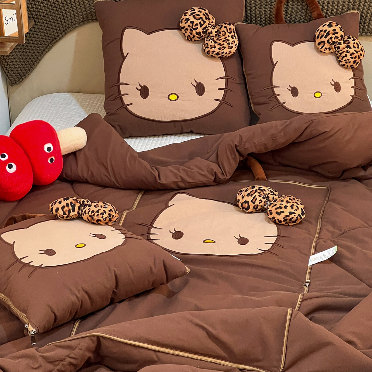 91家纺网 家纺一手货源 找家纺 古本家居 2026新款立体蝴蝶结全棉KT抱枕被 立体蝴蝶结全棉KT深咖