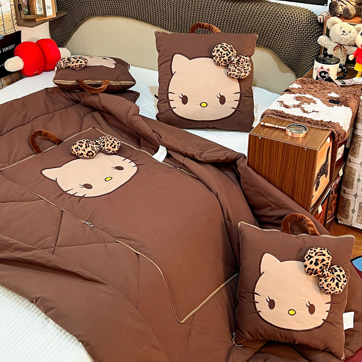 91家纺网 家纺一手货源 找家纺 古本家居 2026新款立体蝴蝶结全棉KT抱枕被 立体蝴蝶结全棉KT深咖