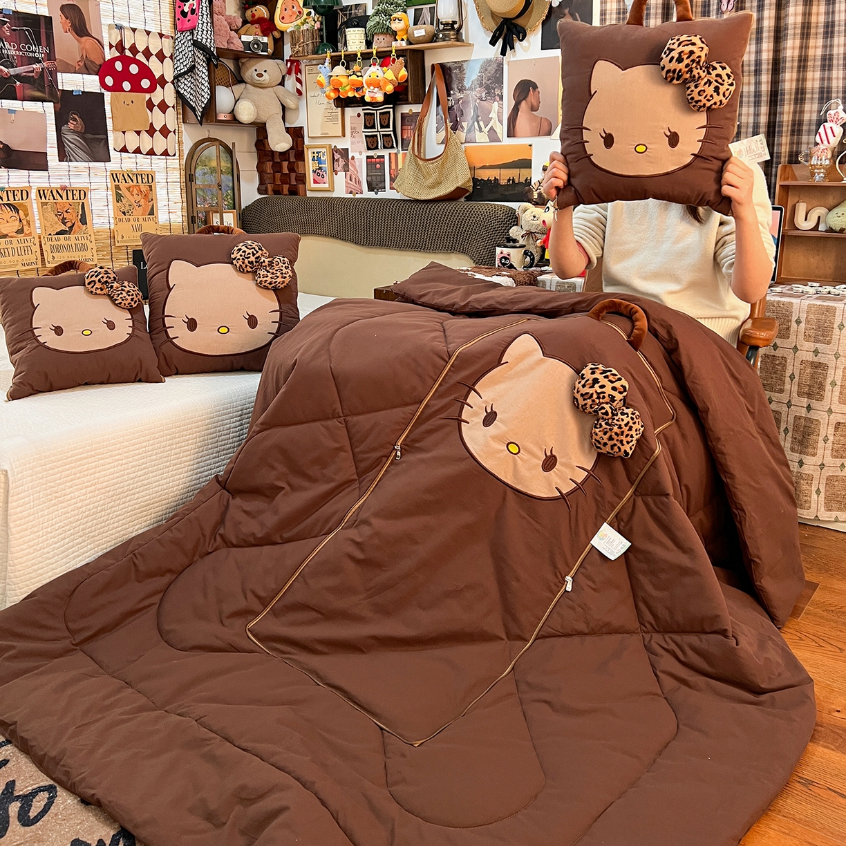 91家纺网 家纺一手货源 找家纺 古本家居 2026新款立体蝴蝶结全棉KT抱枕被 立体蝴蝶结全棉KT深咖