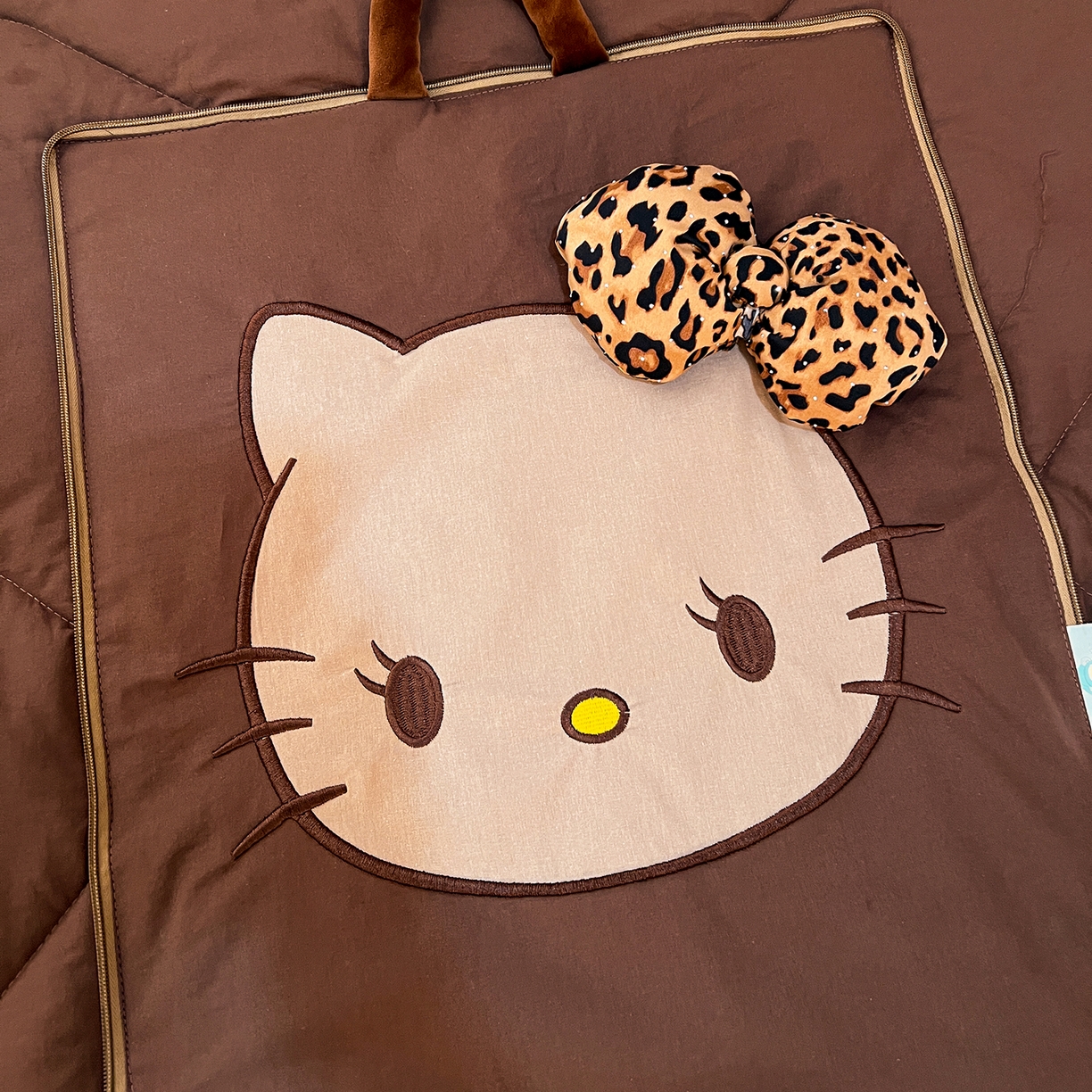 91家纺网 家纺一手货源 找家纺 古本家居 2026新款立体蝴蝶结全棉KT抱枕被 立体蝴蝶结全棉KT深咖