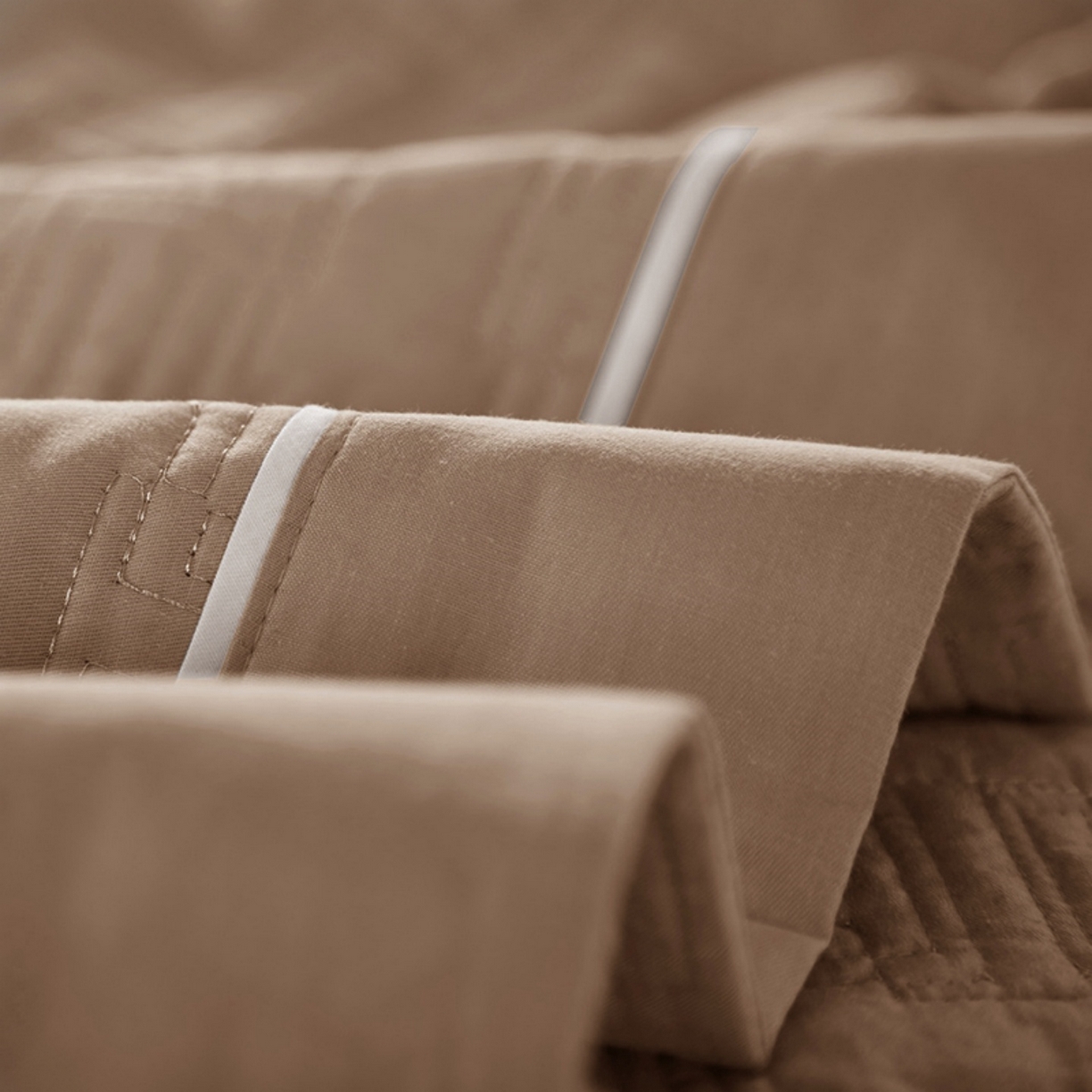 91家纺网 家纺一手货源 找家纺 优乐家纺 2026新款双面全棉斜纹绗绣加厚床盖（夏被加厚保暖床单）唐顿系列三件套 唐顿-梦幻卡其