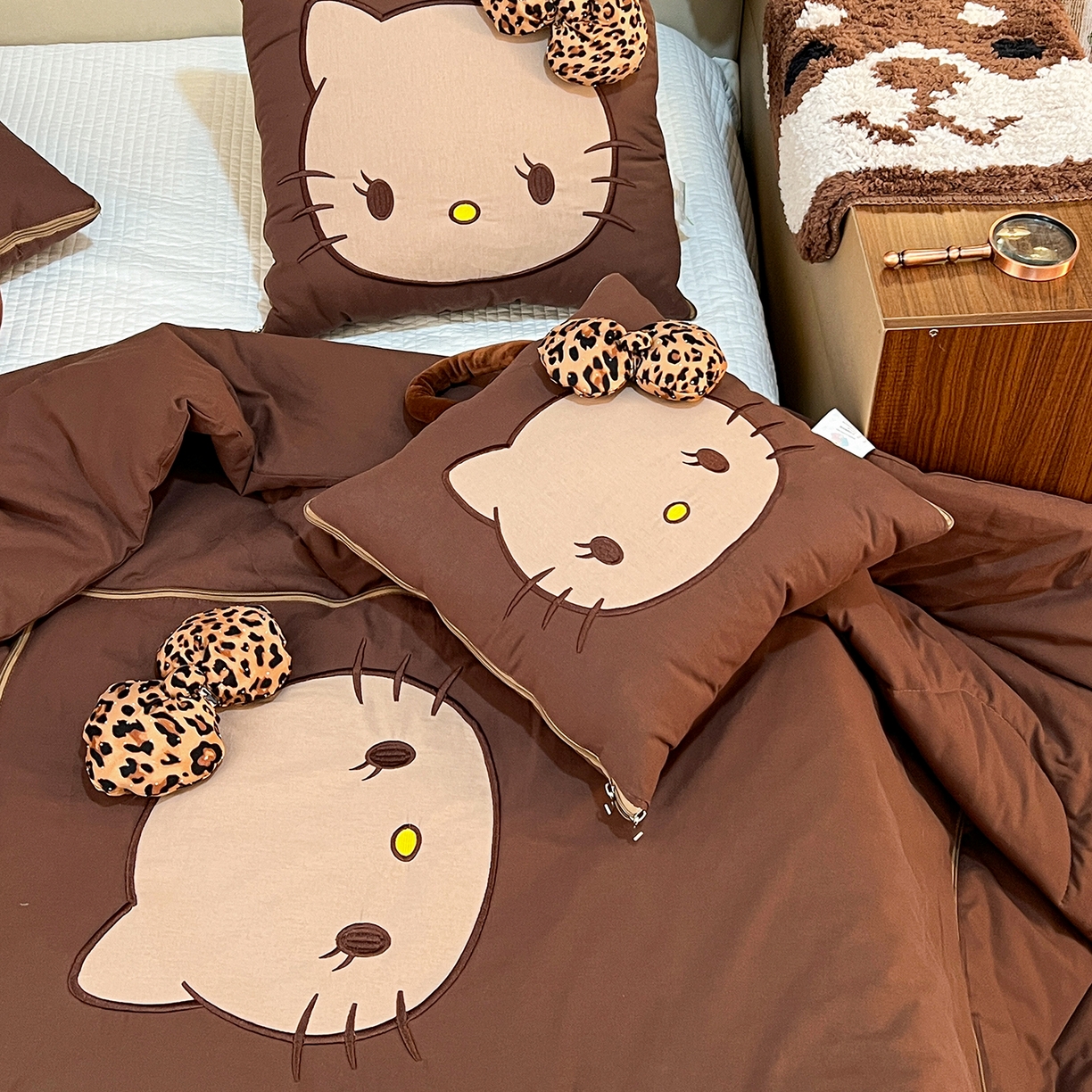 91家纺网 家纺一手货源 找家纺 古本家居 2026新款立体蝴蝶结全棉KT抱枕被 立体蝴蝶结全棉KT深咖