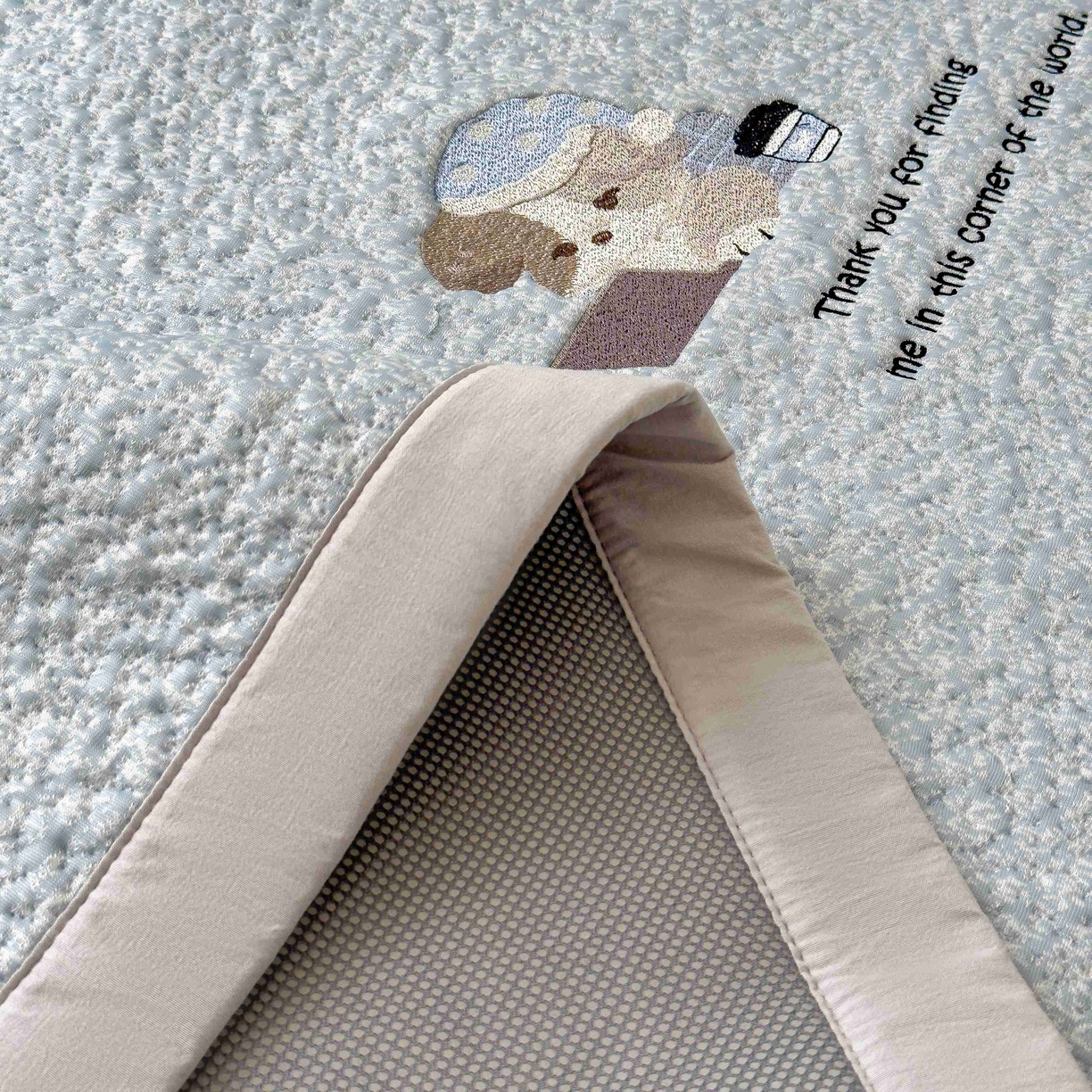 91家纺网 家纺一手货源 找家纺 几禾 2026春夏新款双泡刺绣款凉席席子空调软席 加班狗 床席款