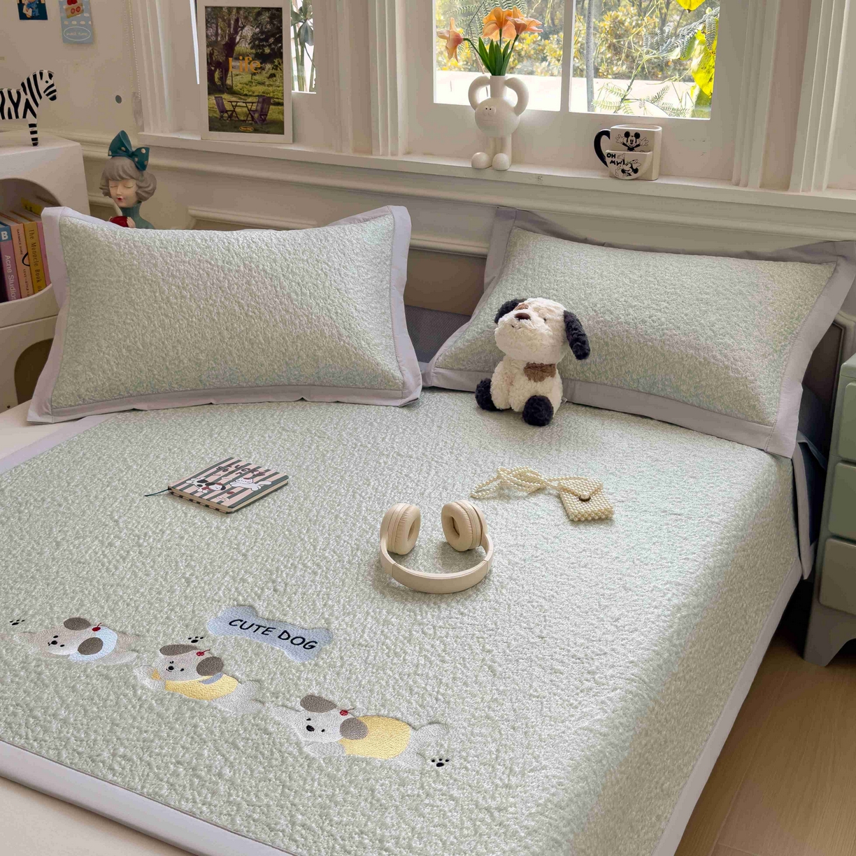 91家纺网 家纺一手货源 找家纺 几禾 2026春夏新款双泡刺绣款凉席席子空调软席 三只小狗 床席款