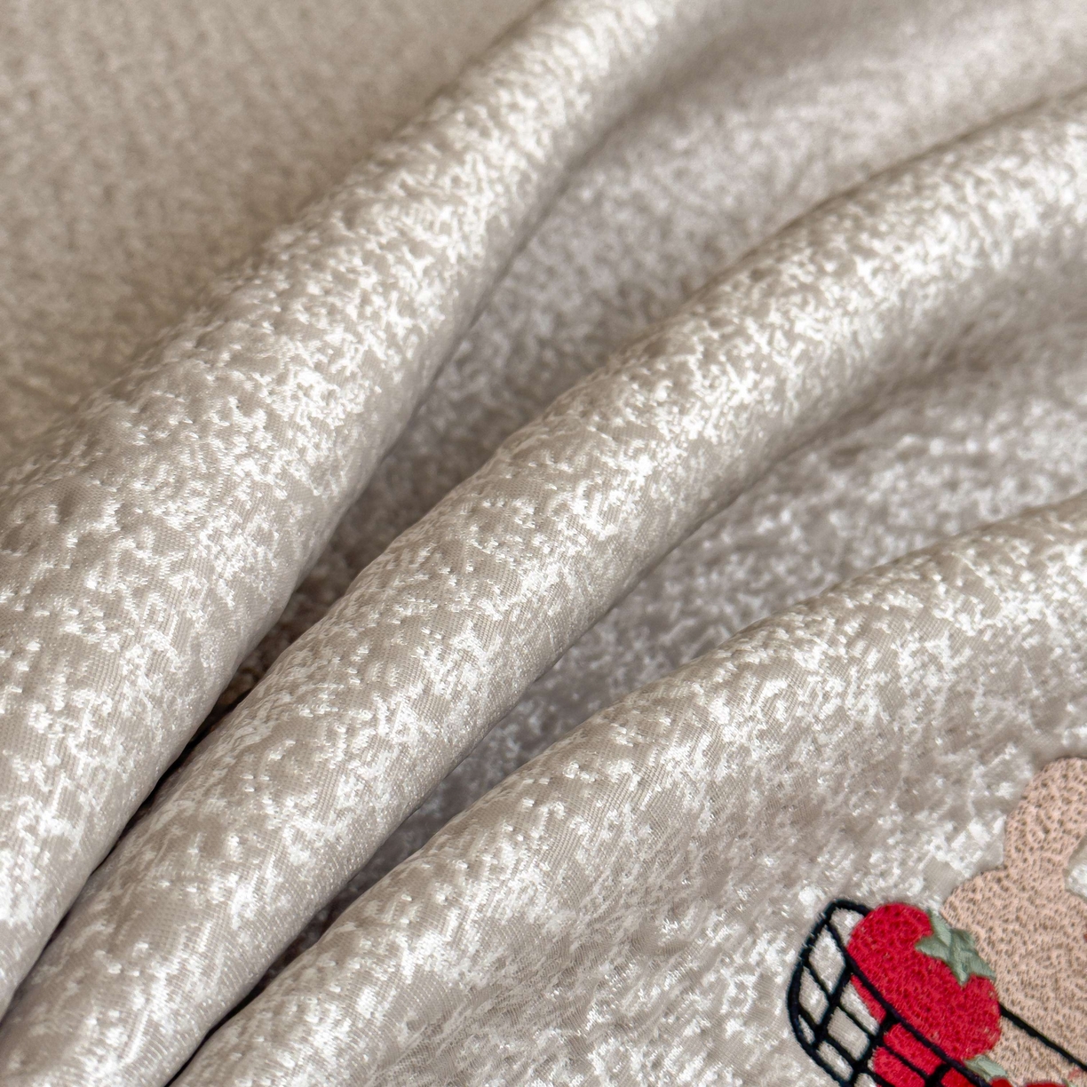 91家纺网 家纺一手货源 找家纺 几禾 2026春夏新款双泡刺绣款凉席席子空调软席 围巾小狗 床席款