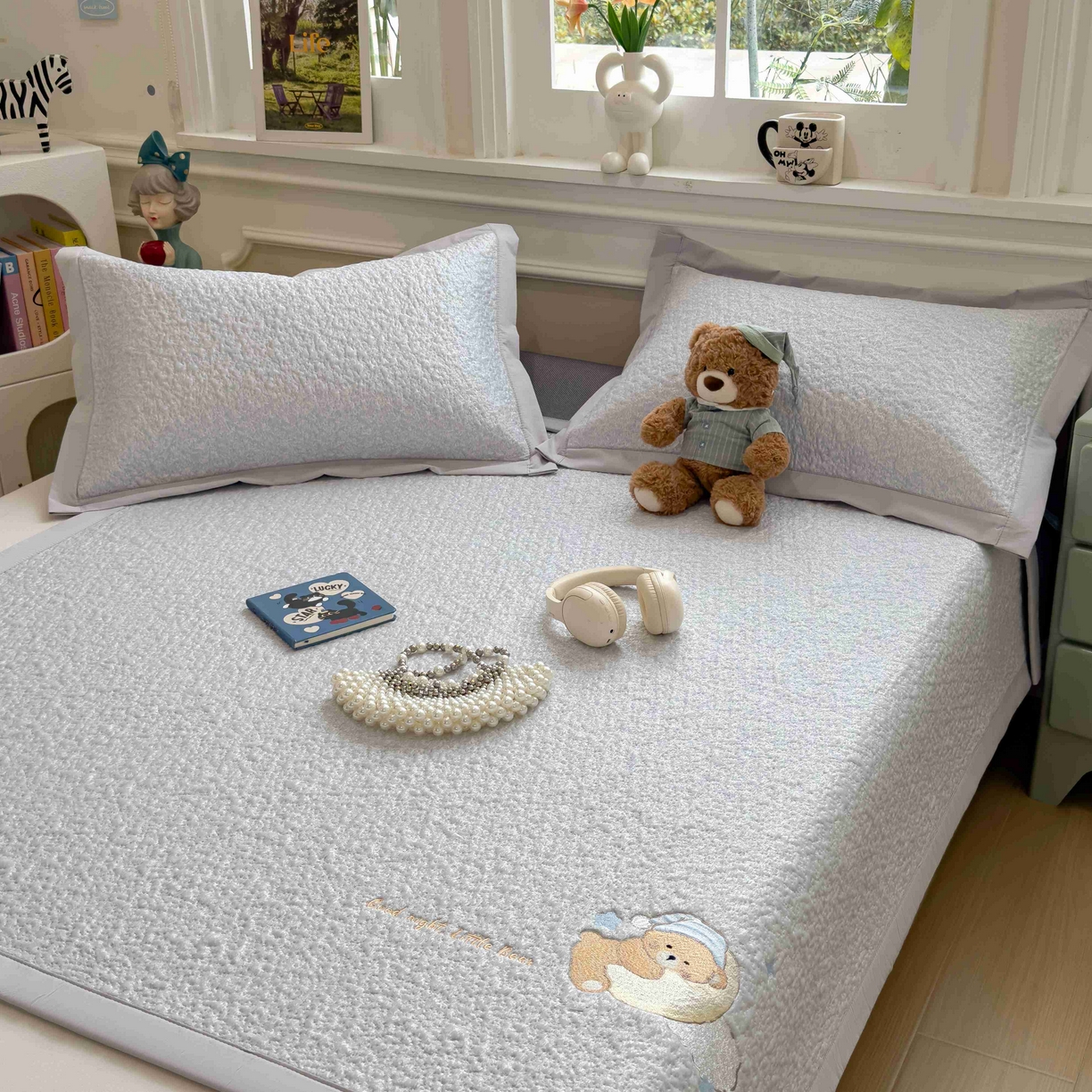 91家纺网 家纺一手货源 找家纺 几禾 2026春夏新款双泡刺绣款凉席席子空调软席 睡梦狗狗 床席款