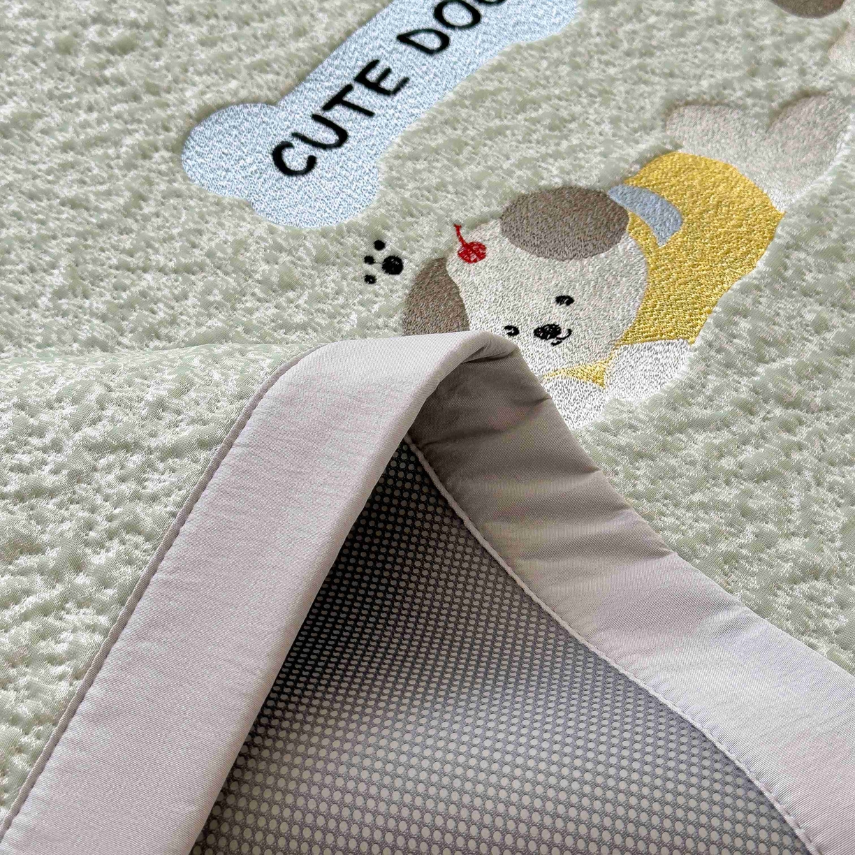 91家纺网 家纺一手货源 找家纺 几禾 2026春夏新款双泡刺绣款凉席席子空调软席 三只小狗 床席款