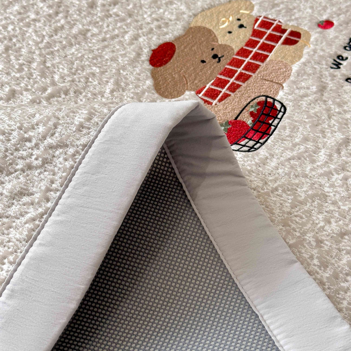 91家纺网 家纺一手货源 找家纺 几禾 2026春夏新款双泡刺绣款凉席席子空调软席 围巾小狗 床席款