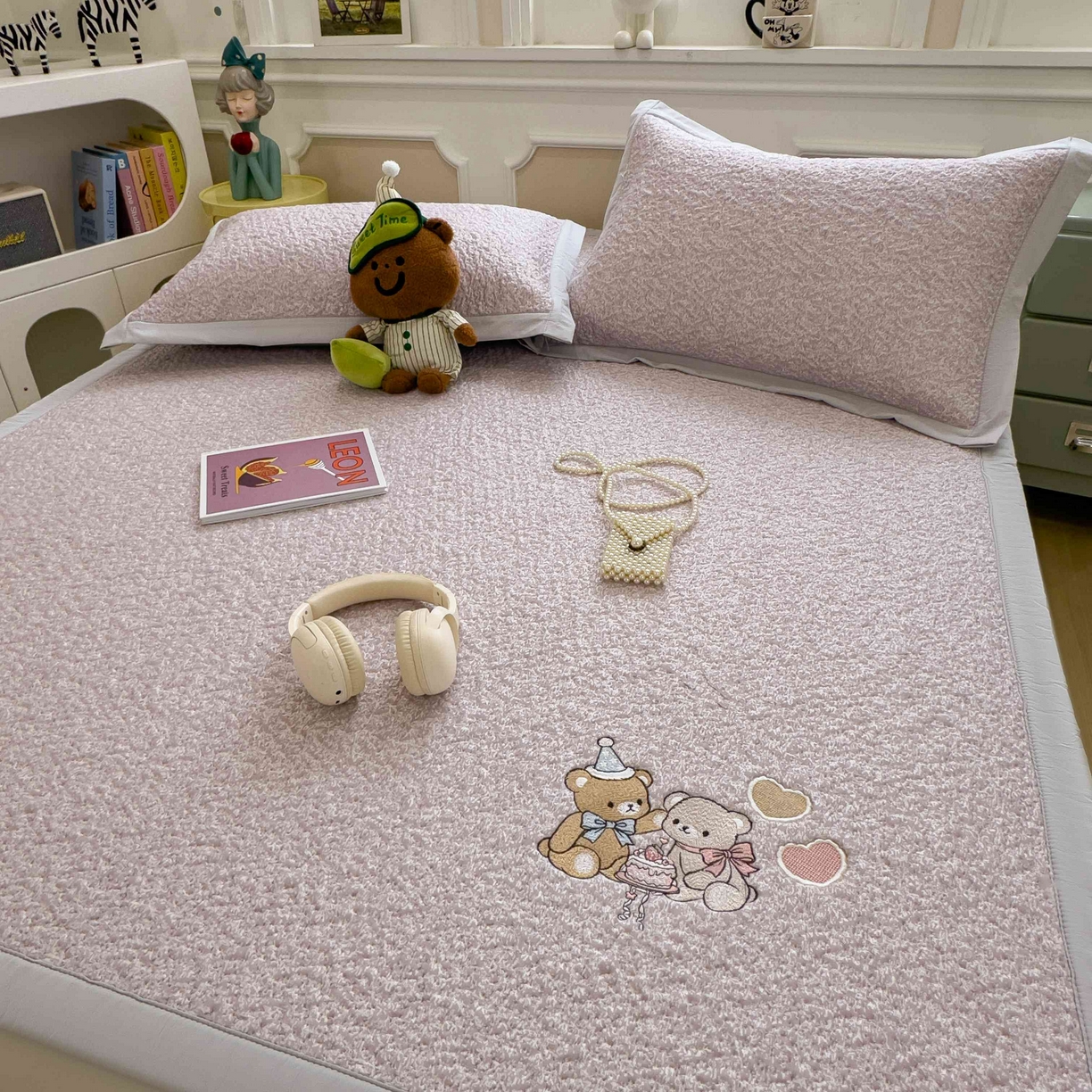 91家纺网 家纺一手货源 找家纺 几禾 2026春夏新款双泡刺绣款凉席席子空调软席 甜梦小熊 床席款