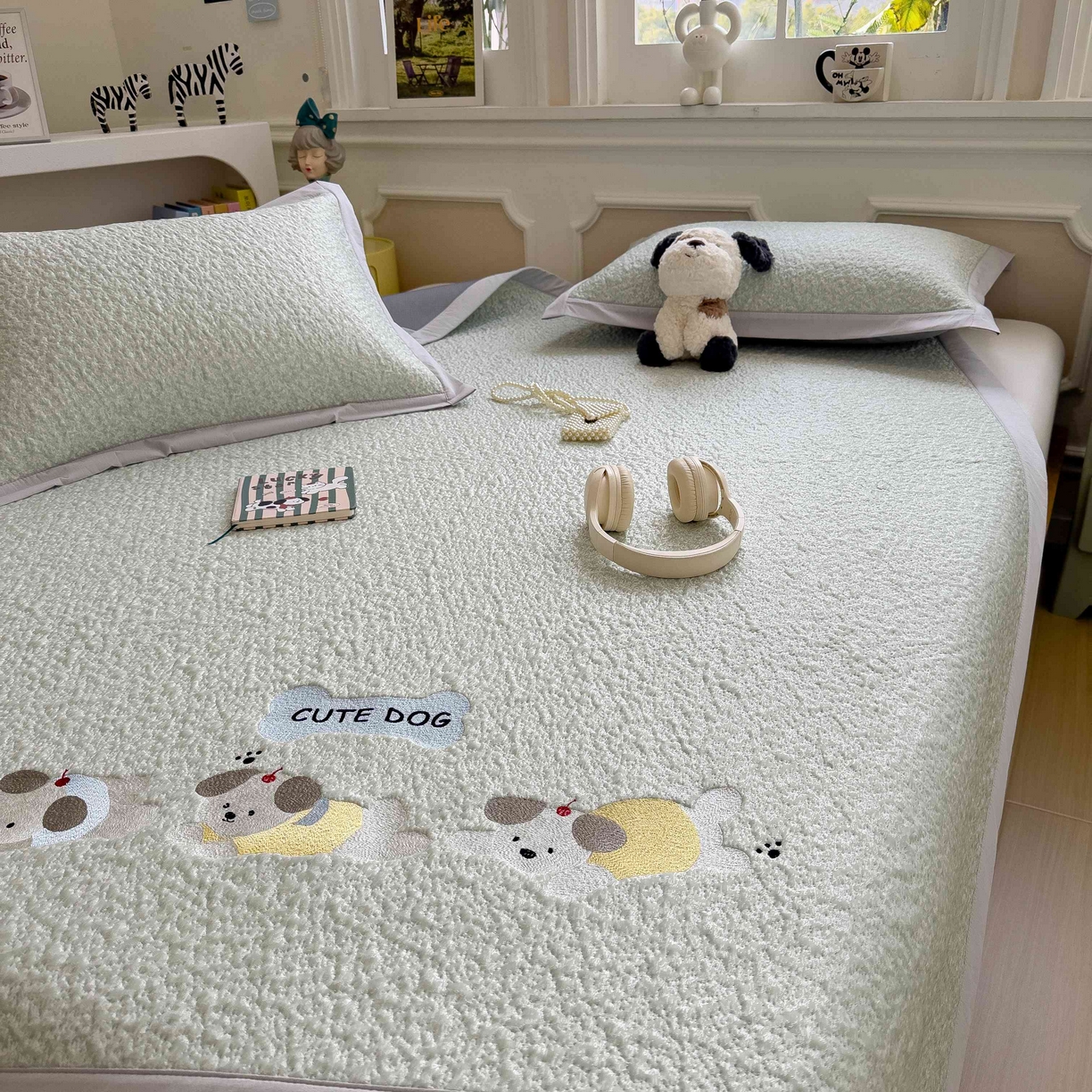 91家纺网 家纺一手货源 找家纺 几禾 2026春夏新款双泡刺绣款凉席席子空调软席 三只小狗 床席款