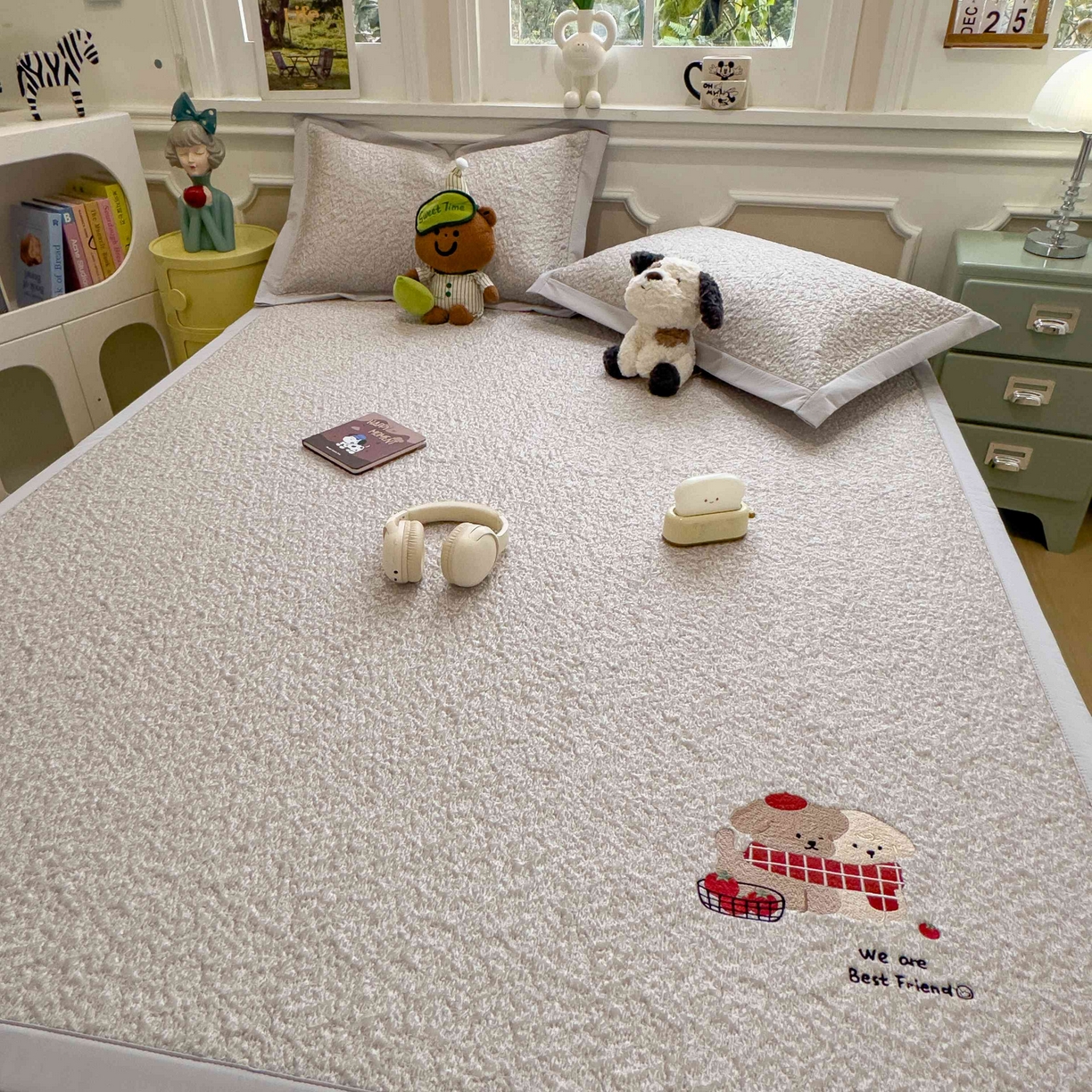 91家纺网 家纺一手货源 找家纺 几禾 2026春夏新款双泡刺绣款凉席席子空调软席 围巾小狗 床席款