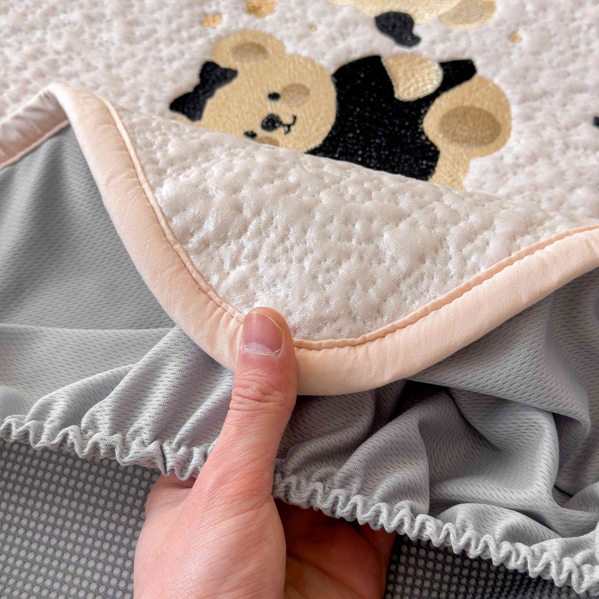 91家纺网 家纺一手货源 找家纺 几禾 2026春夏新款双泡刺绣款凉席席子空调软席 小熊派对 床笠款