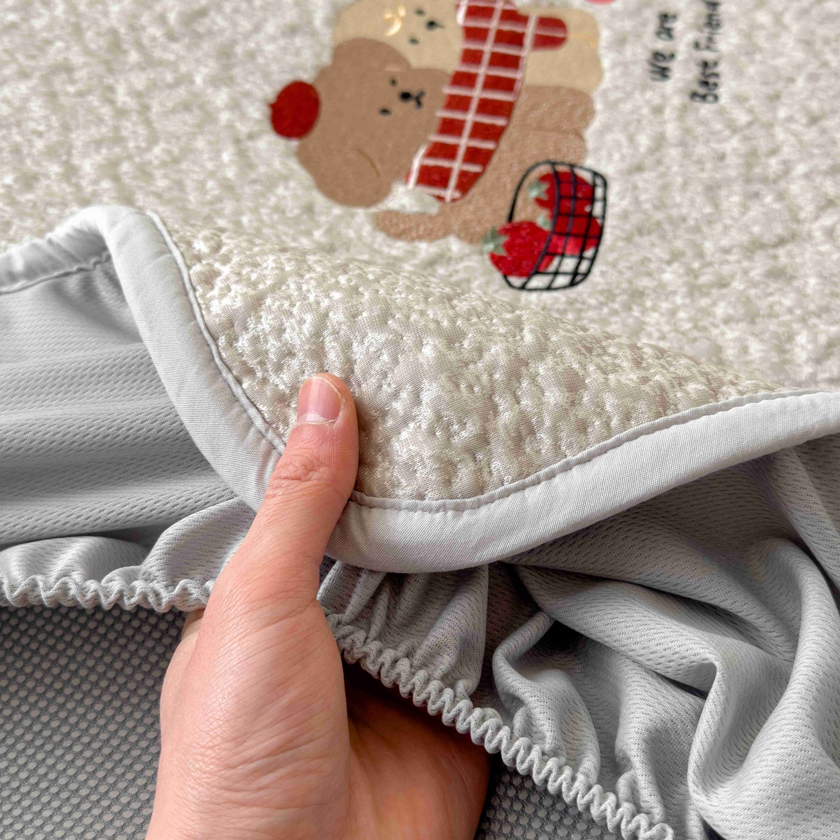 91家纺网 家纺一手货源 找家纺 几禾 2026春夏新款双泡刺绣款凉席席子空调软席 围巾小狗 床笠款