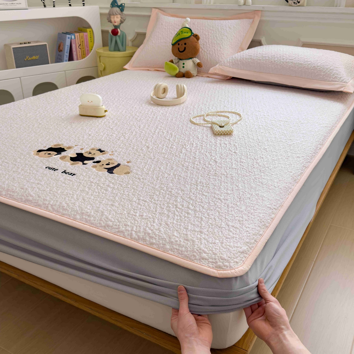 91家纺网 家纺一手货源 找家纺 几禾 2026春夏新款双泡刺绣款凉席席子空调软席 小熊派对 床笠款