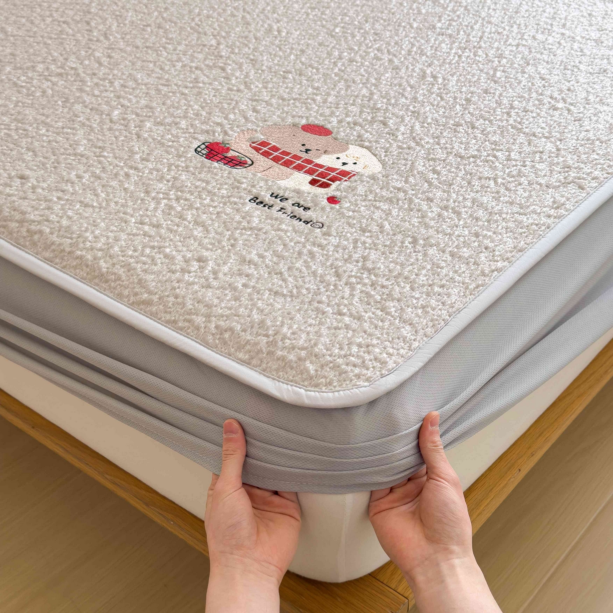 91家纺网 家纺一手货源 找家纺 几禾 2026春夏新款双泡刺绣款凉席席子空调软席 围巾小狗 床笠款