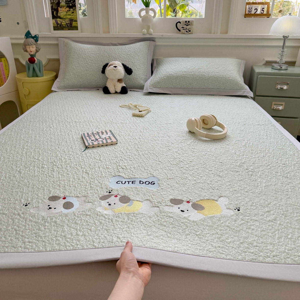 91家纺网 家纺一手货源 找家纺 几禾 2026春夏新款双泡刺绣款凉席席子空调软席 三只小狗 床席款