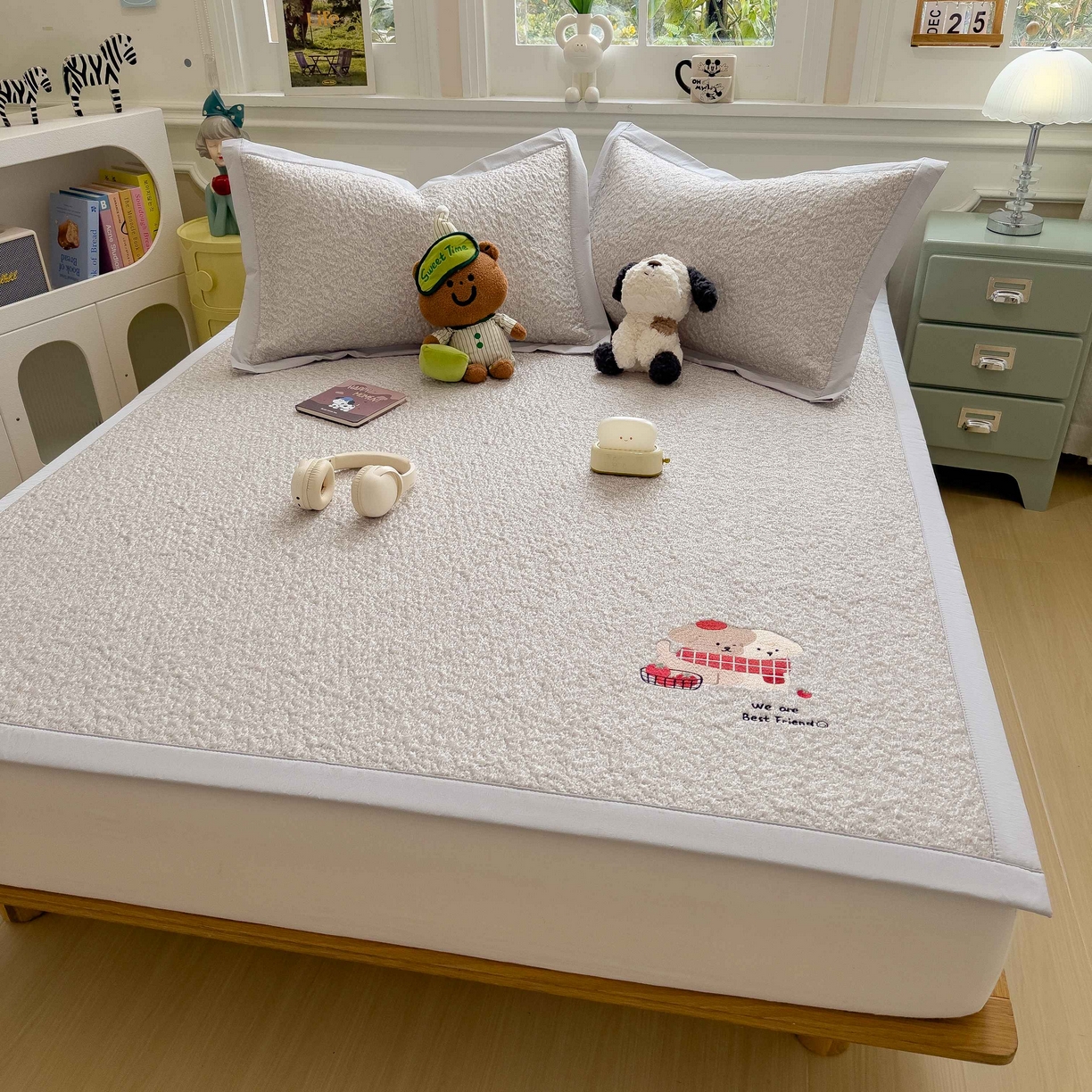 91家纺网 家纺一手货源 找家纺 几禾 2026春夏新款双泡刺绣款凉席席子空调软席 围巾小狗 床席款