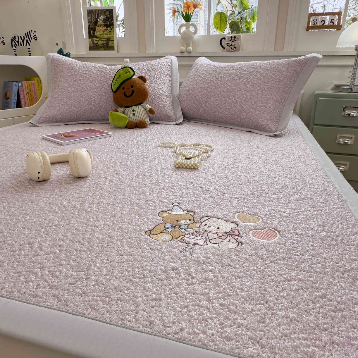 91家纺网 家纺一手货源 找家纺 几禾 2026春夏新款双泡刺绣款凉席席子空调软席 甜梦小熊 床席款