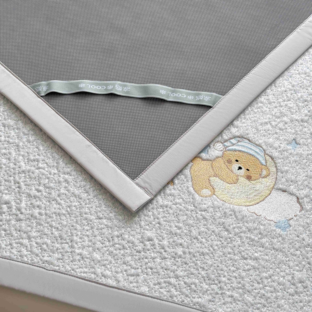 91家纺网 家纺一手货源 找家纺 几禾 2026春夏新款双泡刺绣款凉席席子空调软席 睡梦狗狗 床席款