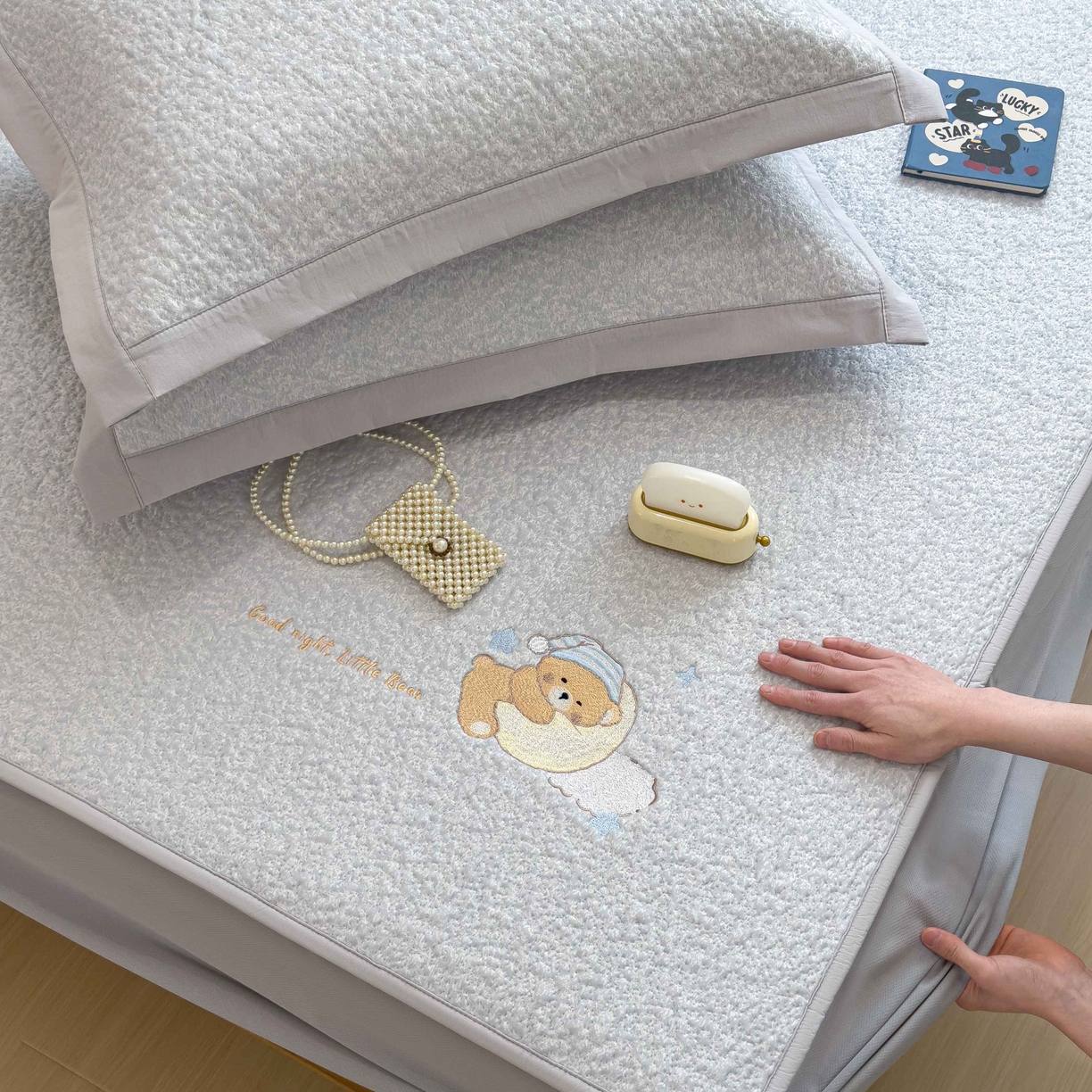 91家纺网 家纺一手货源 找家纺 几禾 2026春夏新款双泡刺绣款凉席席子空调软席 睡梦狗狗 床笠款