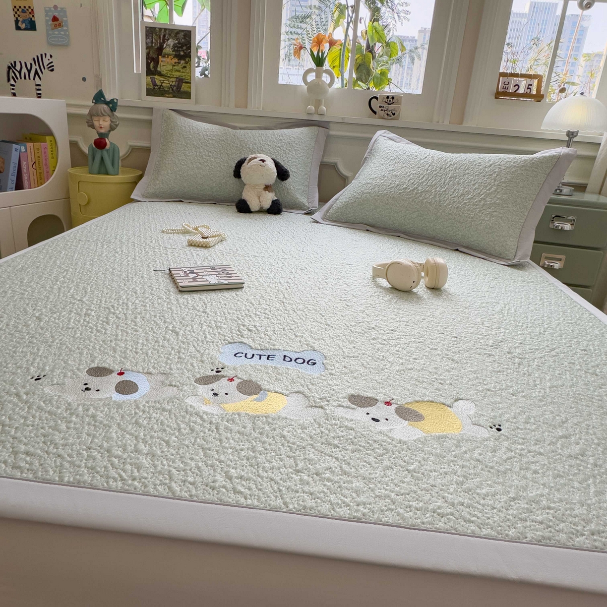 91家纺网 家纺一手货源 找家纺 几禾 2026春夏新款双泡刺绣款凉席席子空调软席 三只小狗 床席款