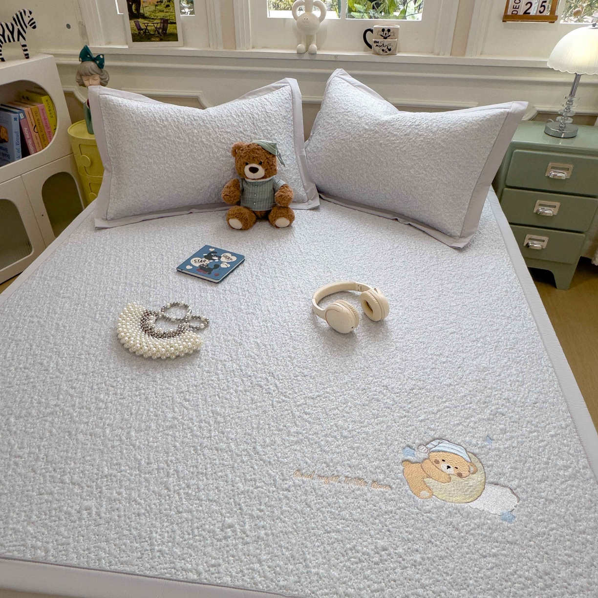 91家纺网 家纺一手货源 找家纺 几禾 2026春夏新款双泡刺绣款凉席席子空调软席 睡梦狗狗 床席款