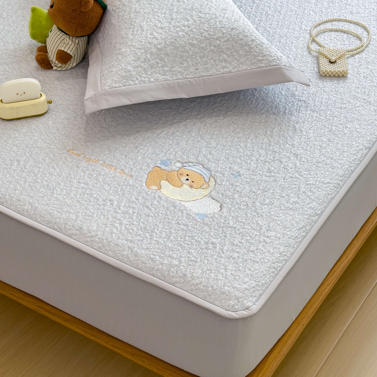 91家纺网 家纺一手货源 找家纺 几禾 2026春夏新款双泡刺绣款凉席席子空调软席 睡梦狗狗 床笠款