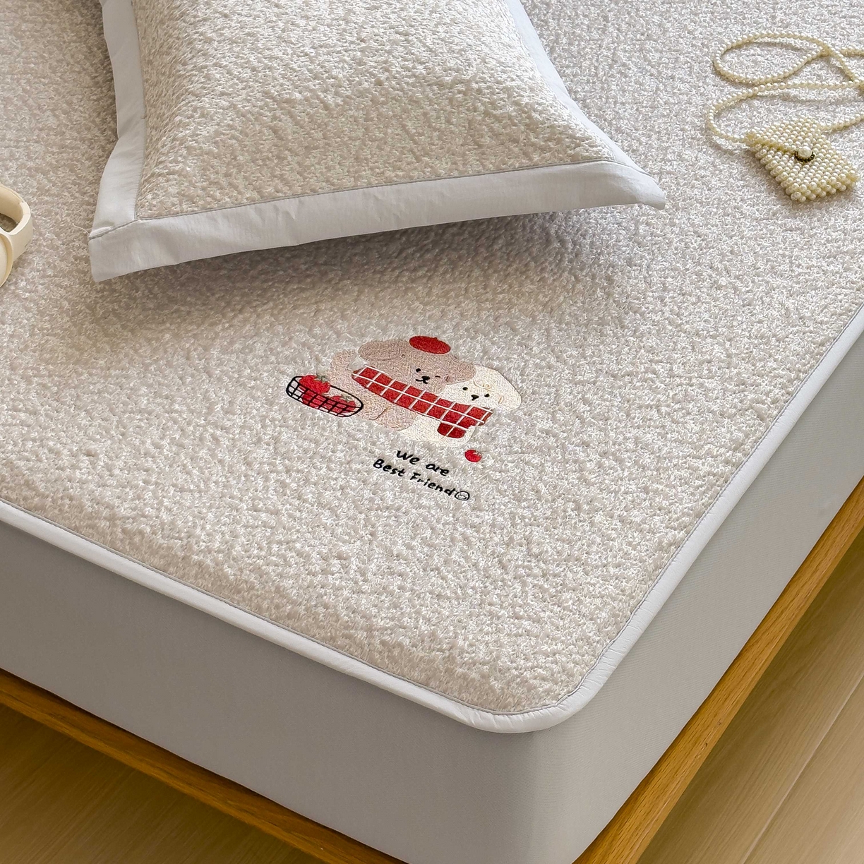 91家纺网 家纺一手货源 找家纺 几禾 2026春夏新款双泡刺绣款凉席席子空调软席 围巾小狗 床笠款