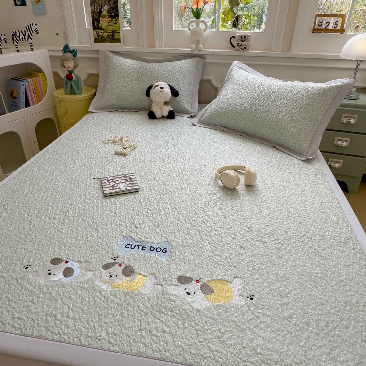 91家纺网 家纺一手货源 找家纺 几禾 2026春夏新款双泡刺绣款凉席席子空调软席 三只小狗 床席款