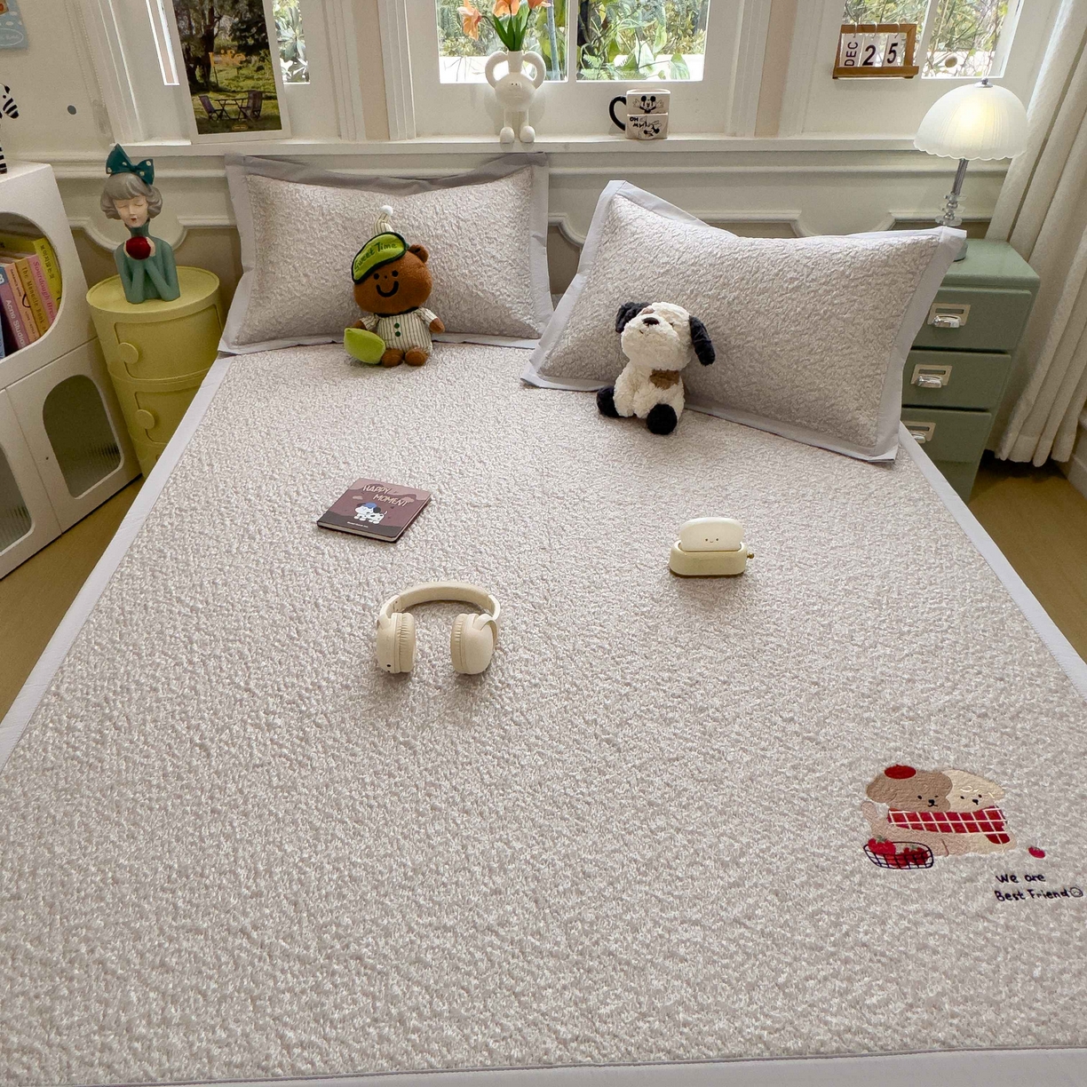 91家纺网 家纺一手货源 找家纺 几禾 2026春夏新款双泡刺绣款凉席席子空调软席 围巾小狗 床席款