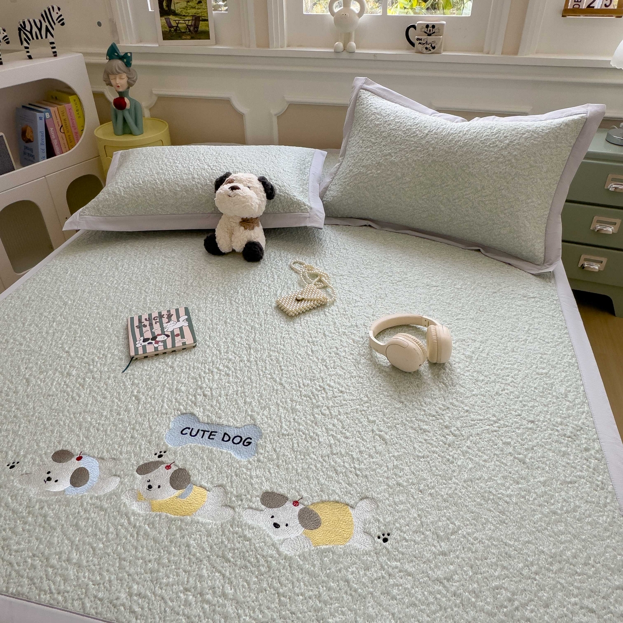 91家纺网 家纺一手货源 找家纺 几禾 2026春夏新款双泡刺绣款凉席席子空调软席 三只小狗 床席款