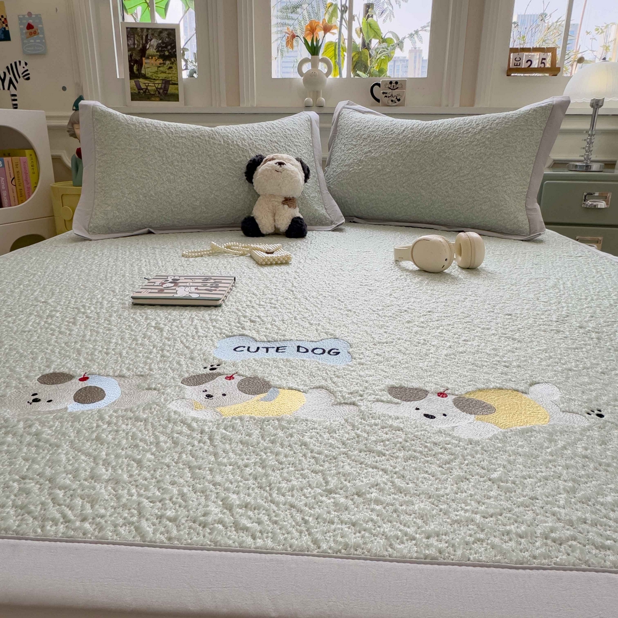 91家纺网 家纺一手货源 找家纺 几禾 2026春夏新款双泡刺绣款凉席席子空调软席 三只小狗 床席款