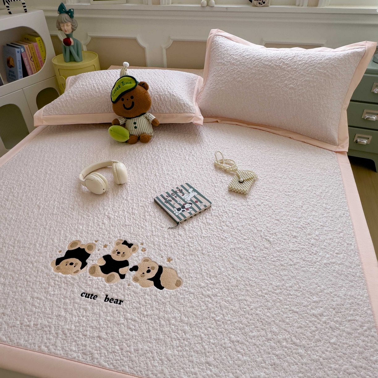 91家纺网 家纺一手货源 找家纺 几禾 2026春夏新款双泡刺绣款凉席席子空调软席 小熊派对 床席款