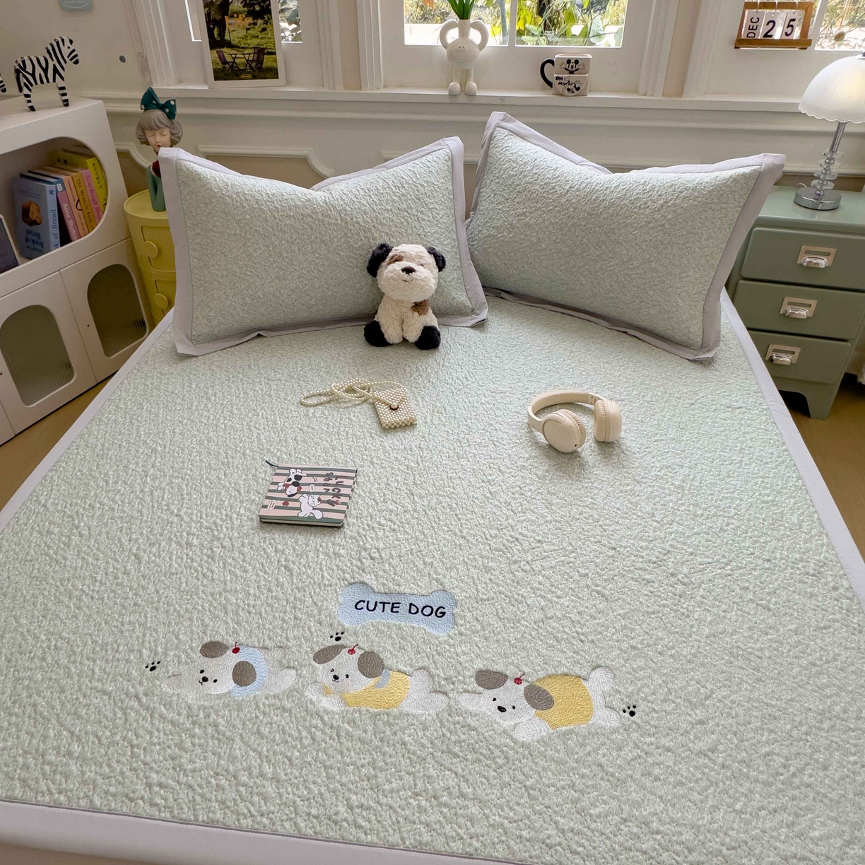 91家纺网 家纺一手货源 找家纺 几禾 2026春夏新款双泡刺绣款凉席席子空调软席 三只小狗 床席款