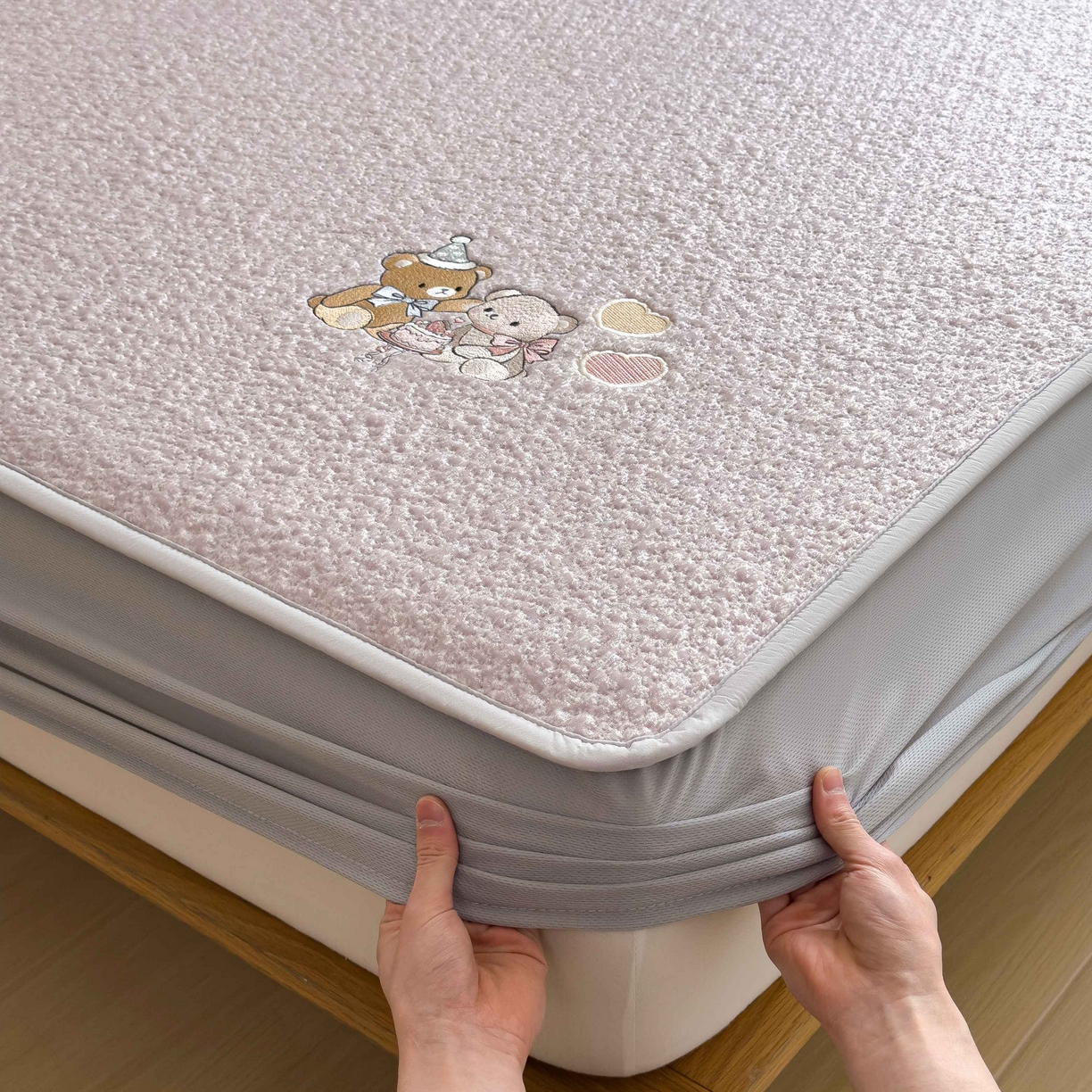 91家纺网 家纺一手货源 找家纺 几禾 2026春夏新款双泡刺绣款凉席席子空调软席 甜梦小熊 床笠款