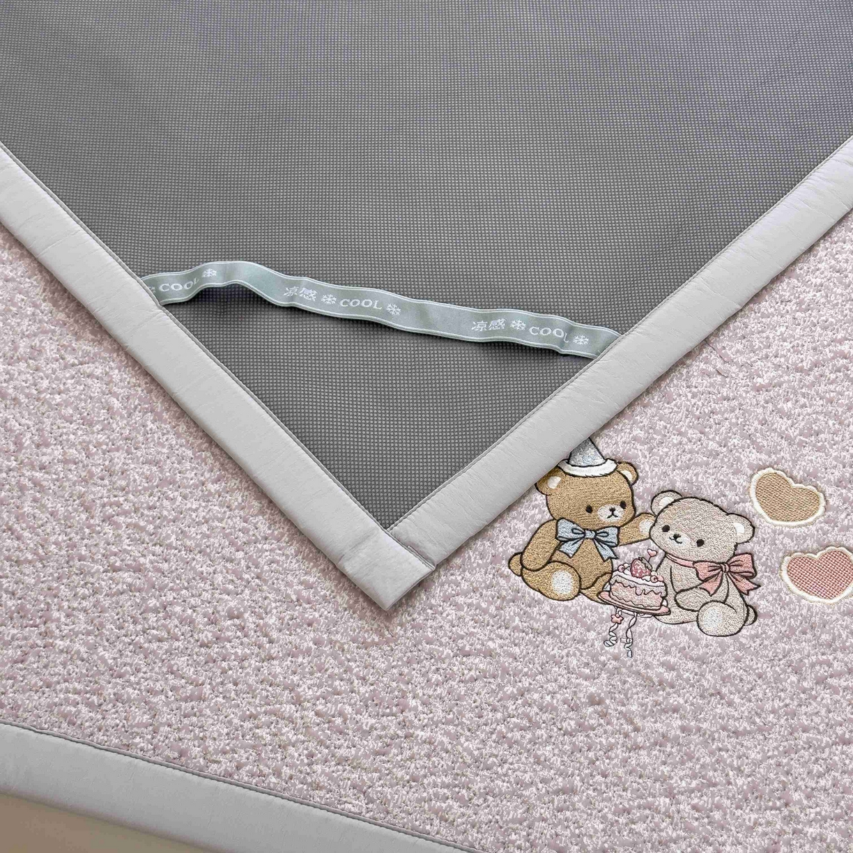 91家纺网 家纺一手货源 找家纺 几禾 2026春夏新款双泡刺绣款凉席席子空调软席 甜梦小熊 床席款