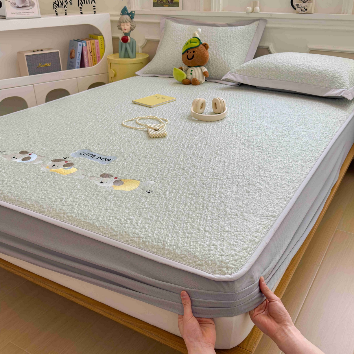 91家纺网 家纺一手货源 找家纺 几禾 2026春夏新款双泡刺绣款凉席席子空调软席 三只小狗 床笠款