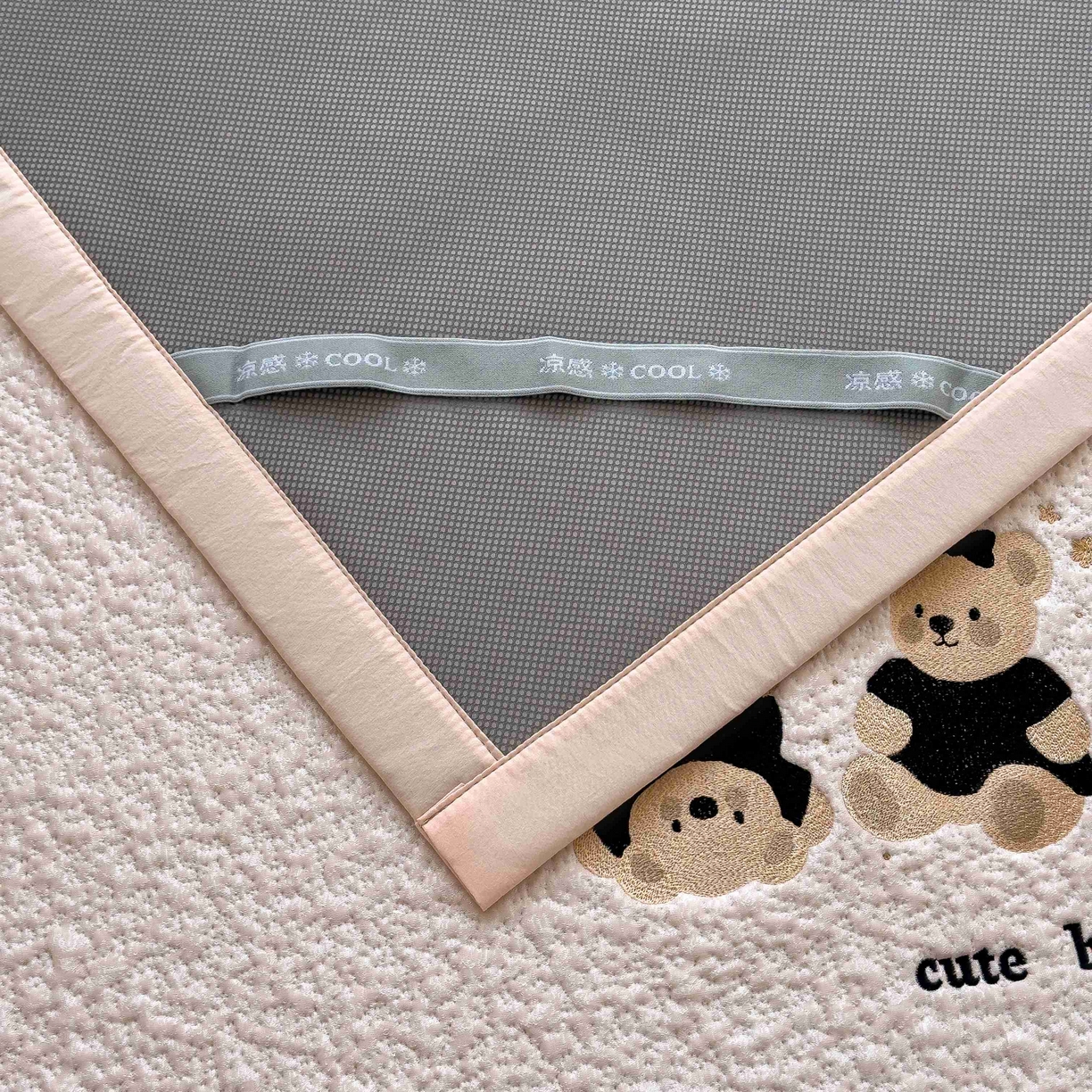 91家纺网 家纺一手货源 找家纺 几禾 2026春夏新款双泡刺绣款凉席席子空调软席 小熊派对 床席款