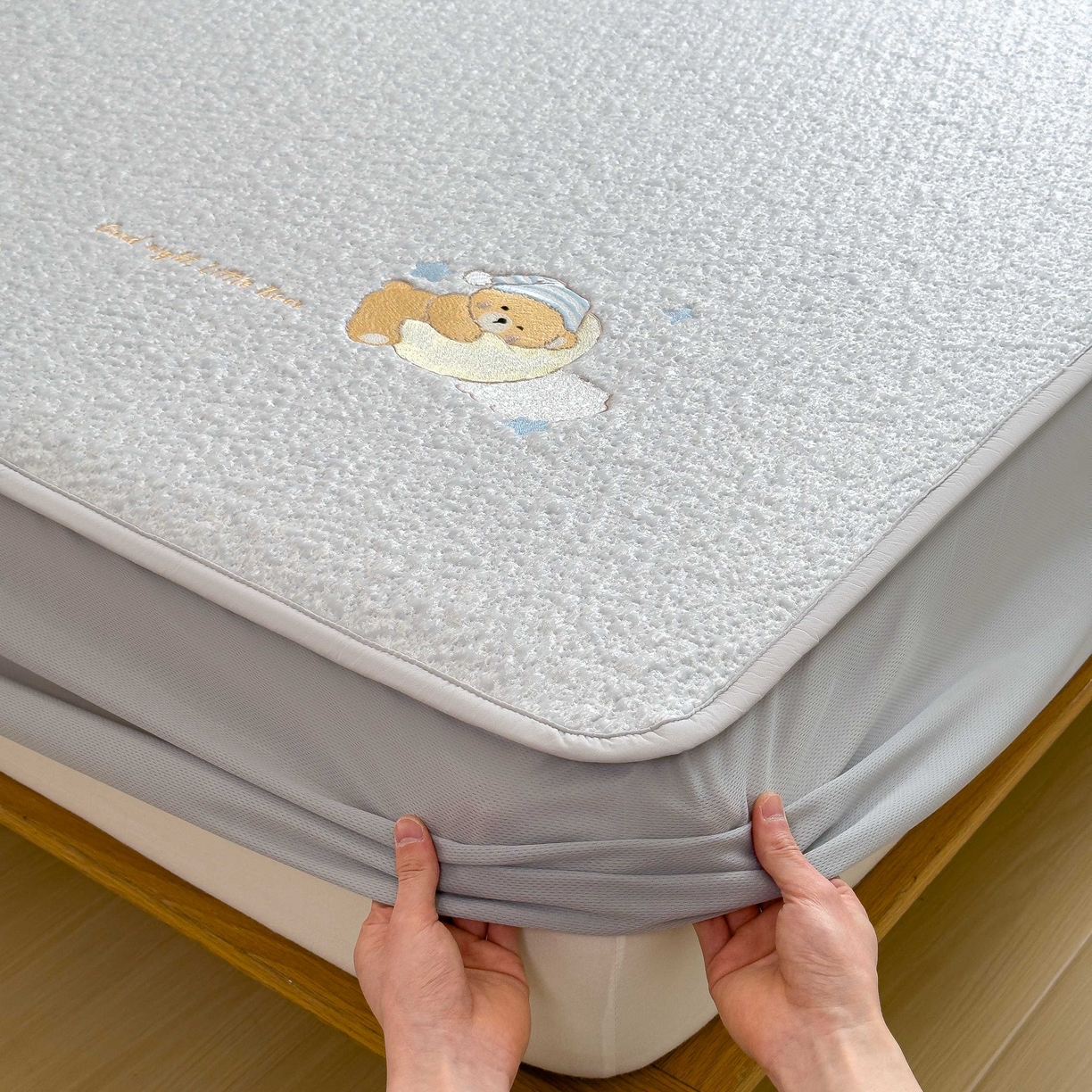 91家纺网 家纺一手货源 找家纺 几禾 2026春夏新款双泡刺绣款凉席席子空调软席 睡梦狗狗 床笠款