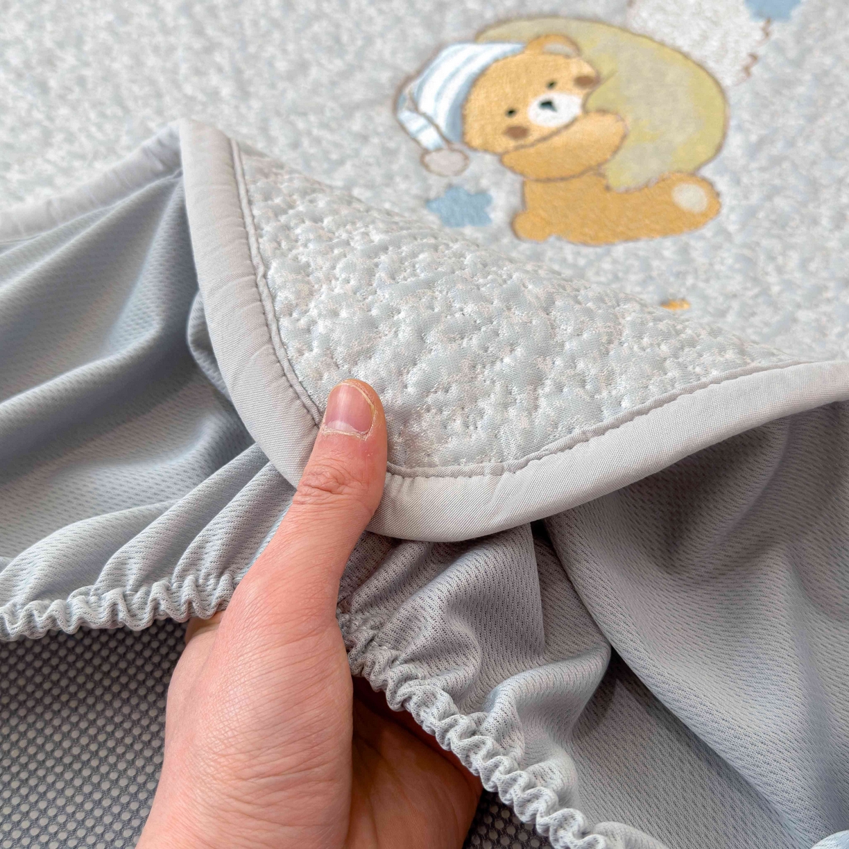 91家纺网 家纺一手货源 找家纺 几禾 2026春夏新款双泡刺绣款凉席席子空调软席 睡梦狗狗 床笠款