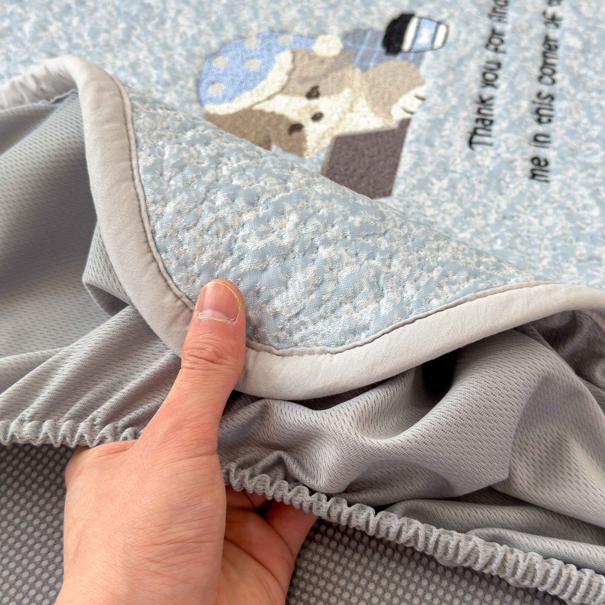 91家纺网 家纺一手货源 找家纺 几禾 2026春夏新款双泡刺绣款凉席席子空调软席 加班狗 床笠款