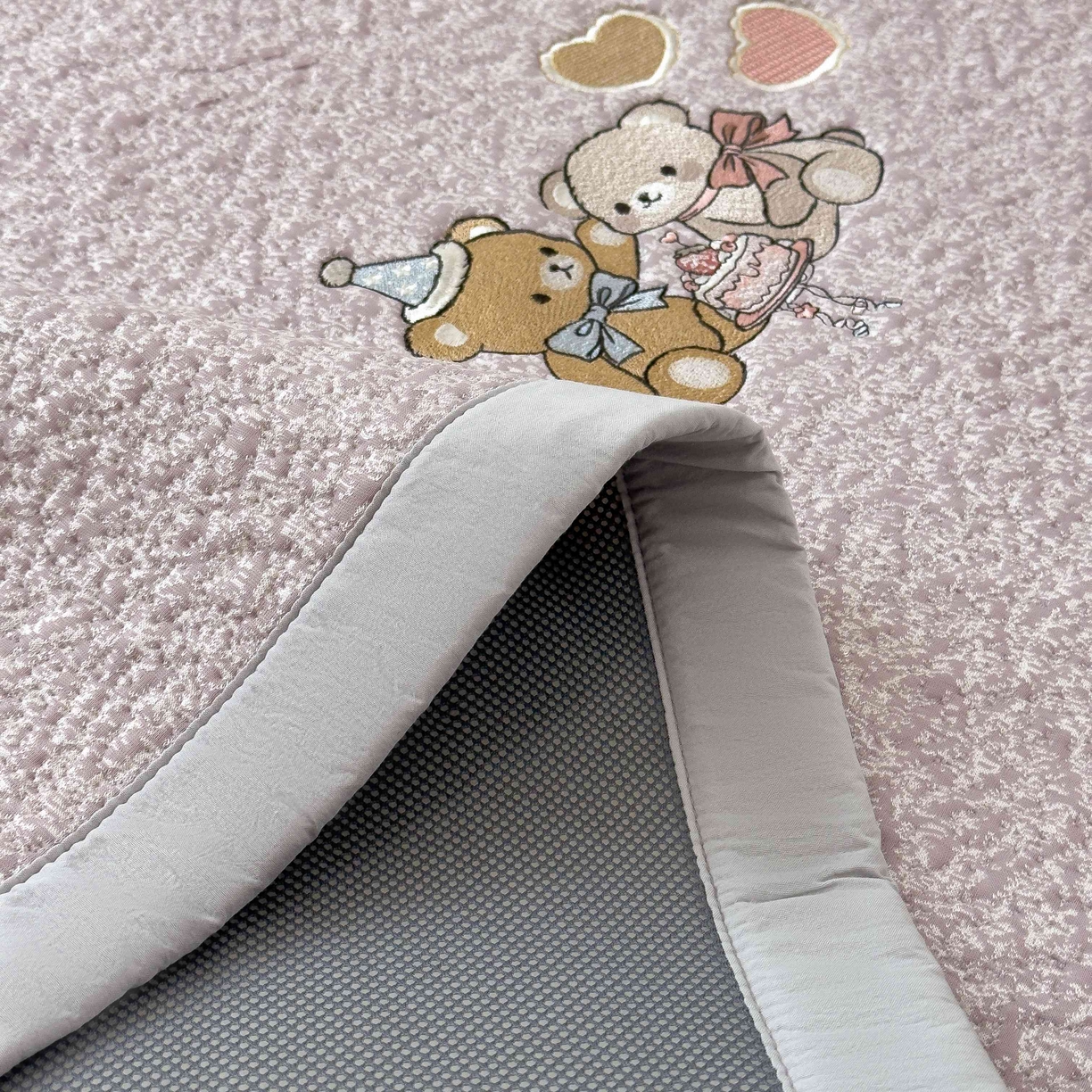 91家纺网 家纺一手货源 找家纺 几禾 2026春夏新款双泡刺绣款凉席席子空调软席 甜梦小熊 床席款