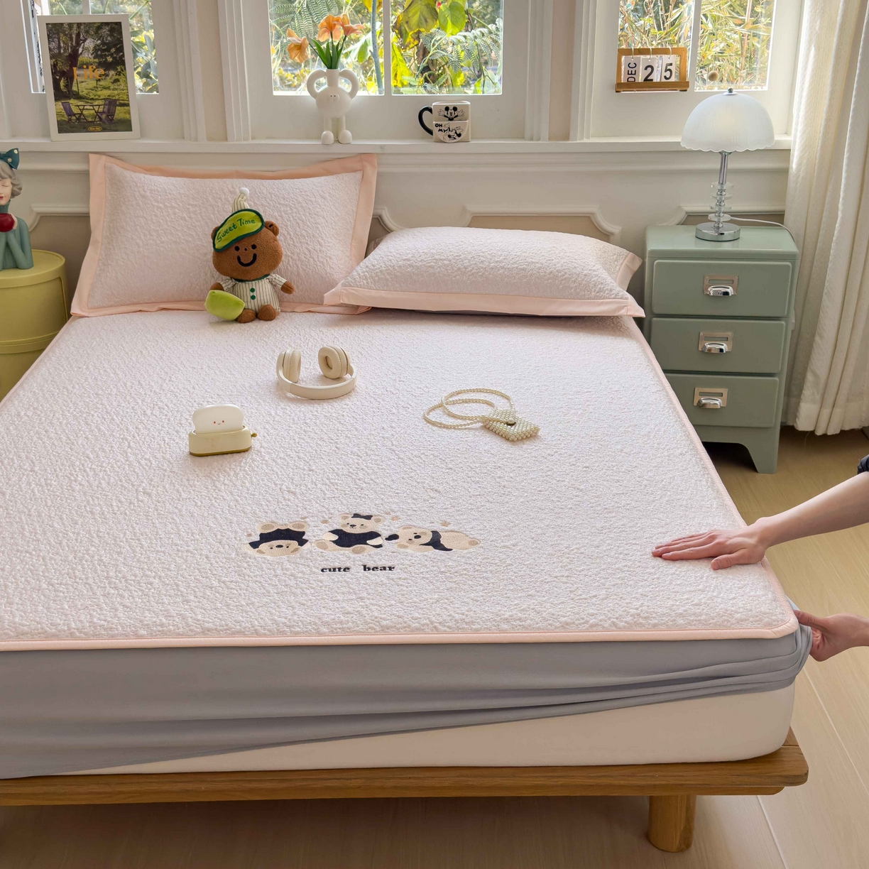 91家纺网 家纺一手货源 找家纺 几禾 2026春夏新款双泡刺绣款凉席席子空调软席 小熊派对 床笠款