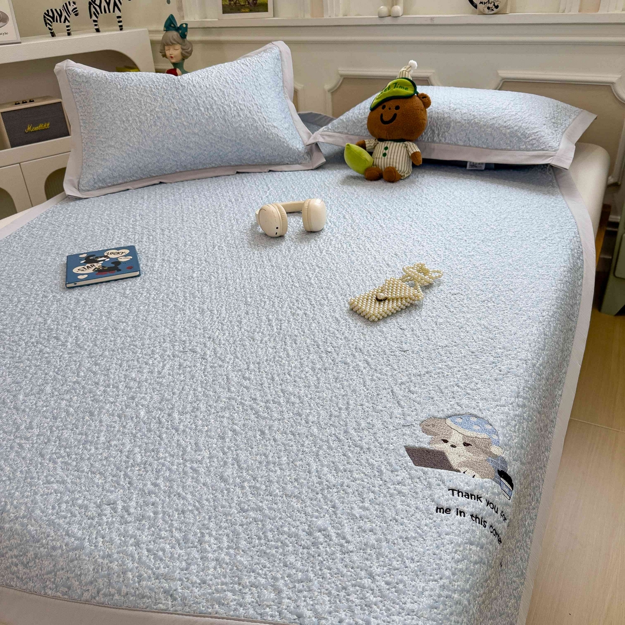 91家纺网 家纺一手货源 找家纺 几禾 2026春夏新款双泡刺绣款凉席席子空调软席 加班狗 床席款