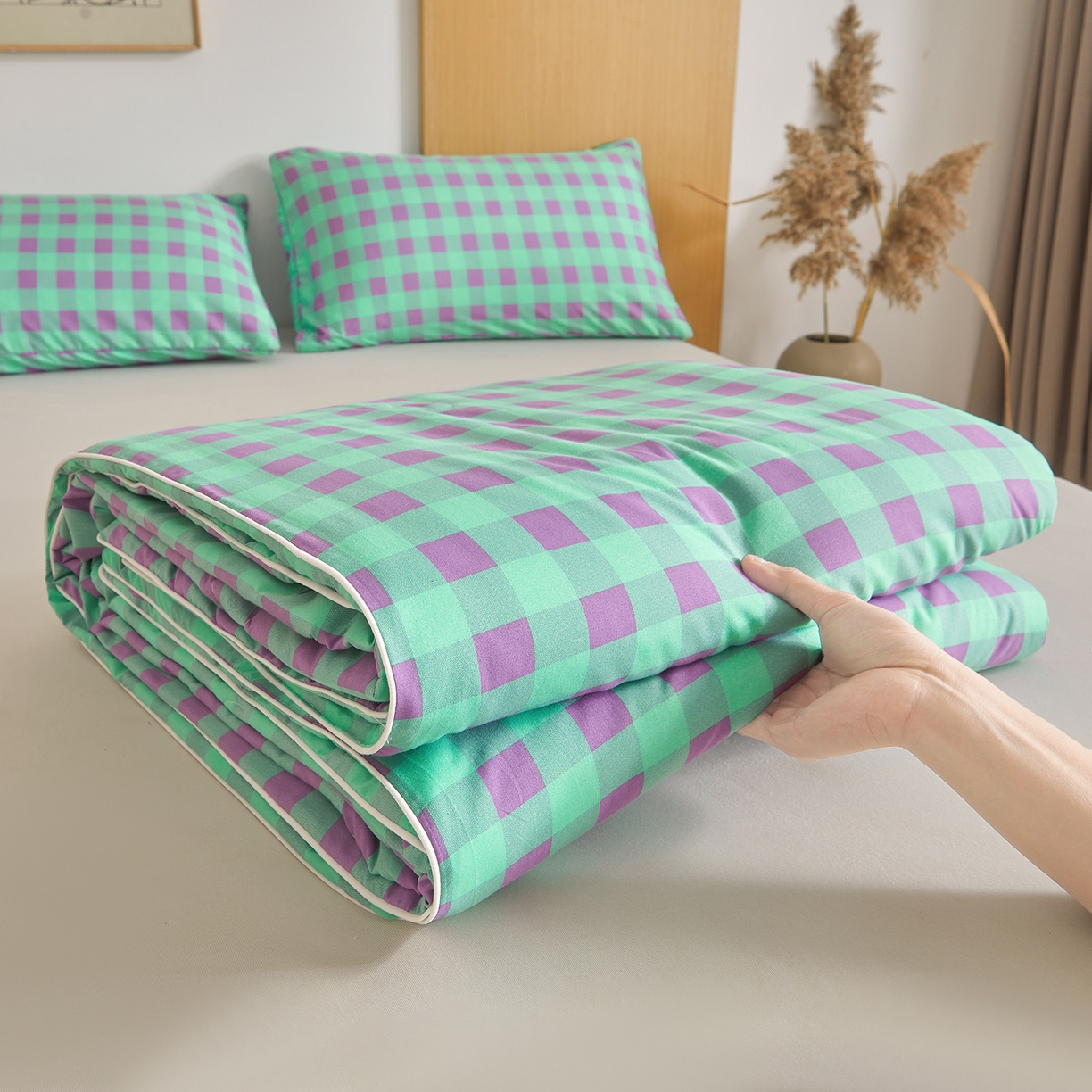 91家纺网 家纺一手货源 找家纺 景眠 2026新款水洗棉格子夏被 绿紫中格