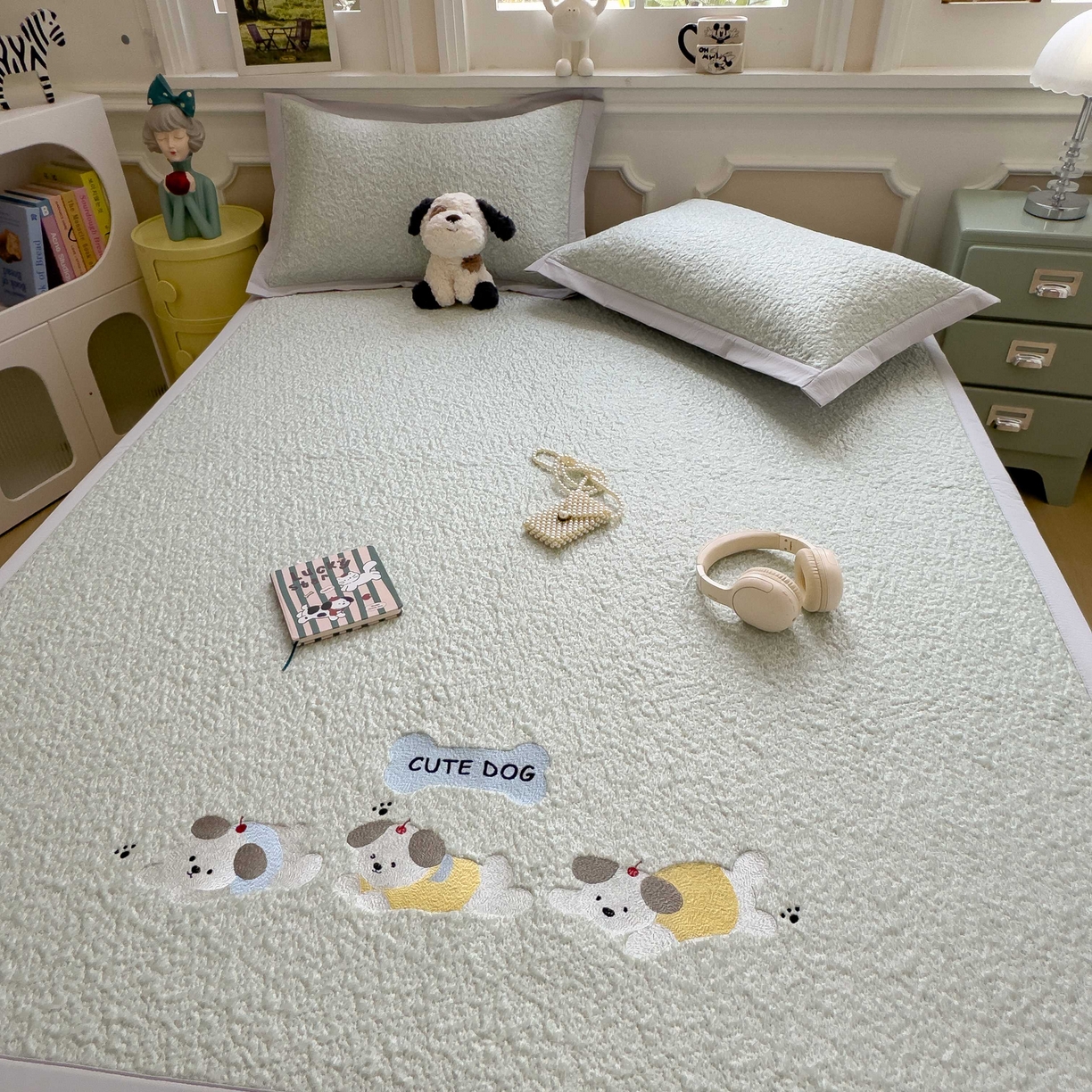 91家纺网 家纺一手货源 找家纺 几禾 2026春夏新款双泡刺绣款凉席席子空调软席 三只小狗 床席款