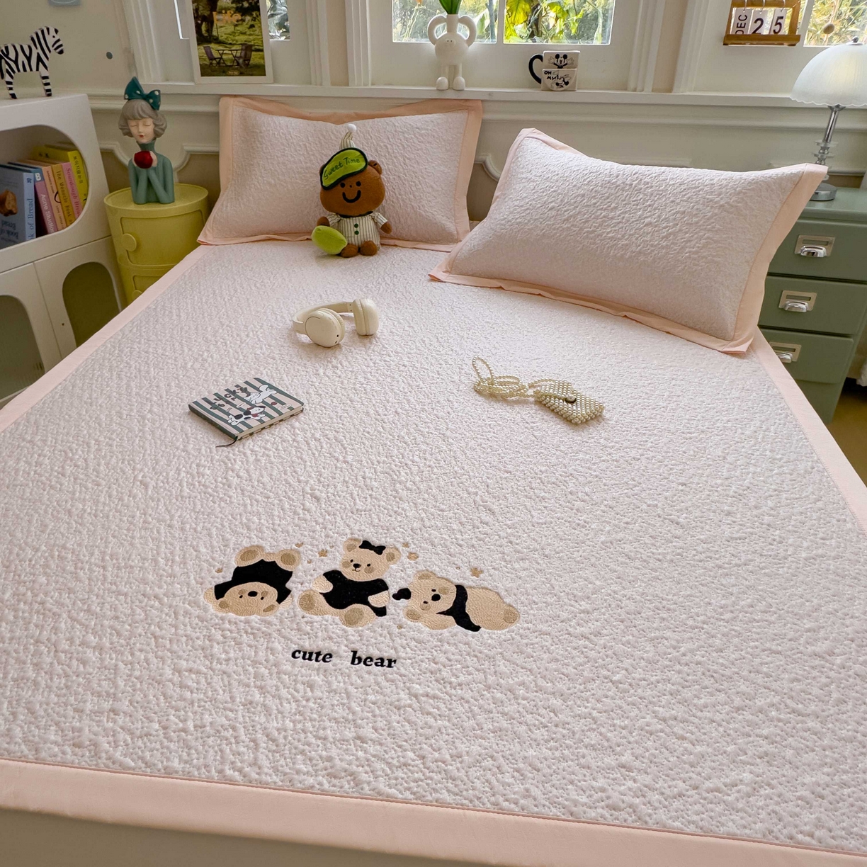 91家纺网 家纺一手货源 找家纺 几禾 2026春夏新款双泡刺绣款凉席席子空调软席 小熊派对 床席款