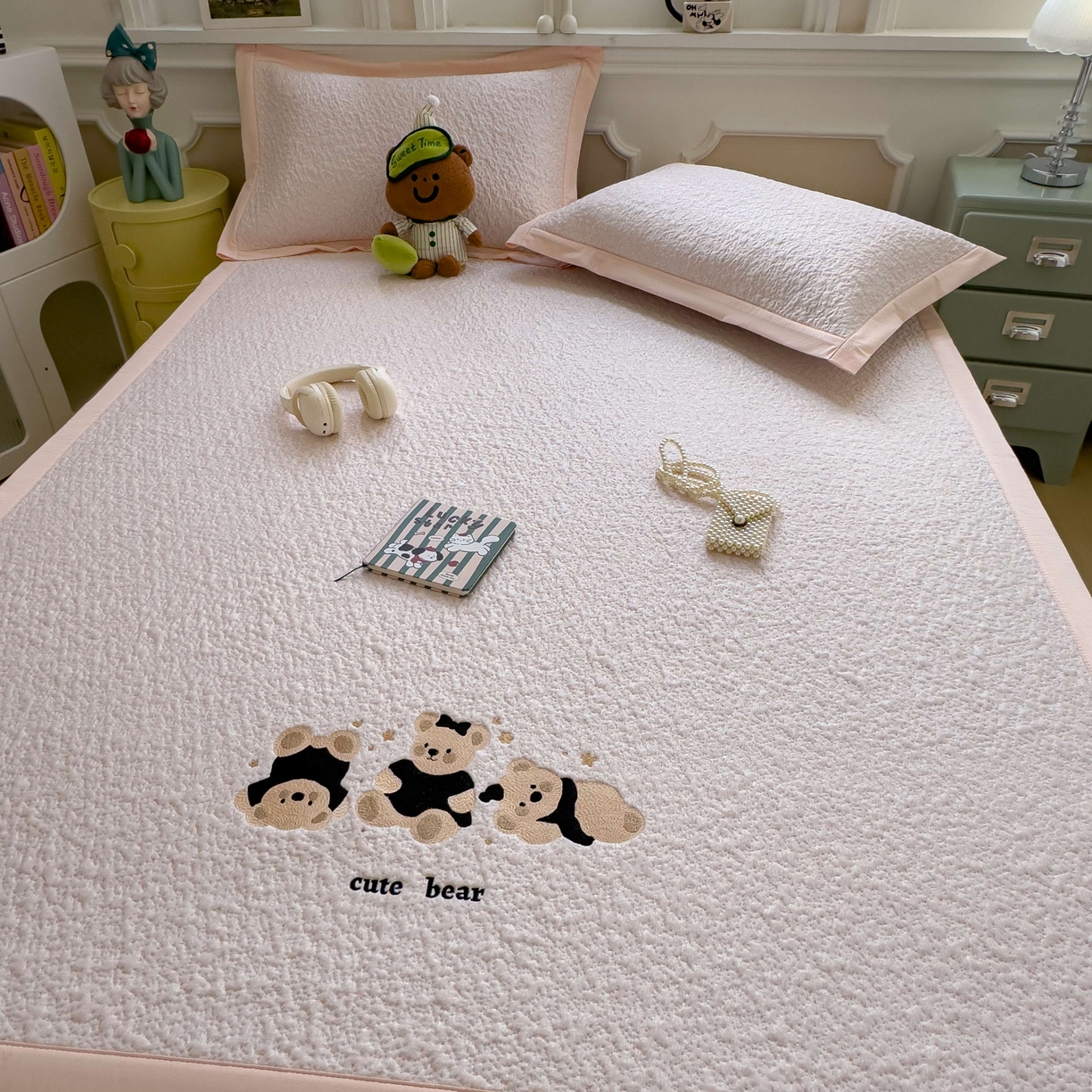 91家纺网 家纺一手货源 找家纺 几禾 2026春夏新款双泡刺绣款凉席席子空调软席 小熊派对 床席款