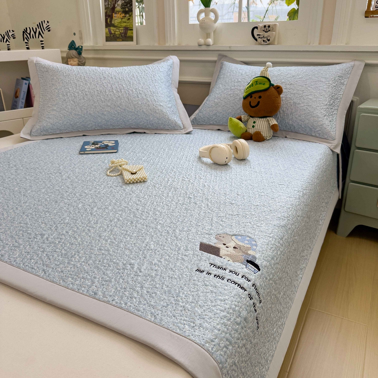 91家纺网 家纺一手货源 找家纺 几禾 2026春夏新款双泡刺绣款凉席席子空调软席 加班狗 床席款