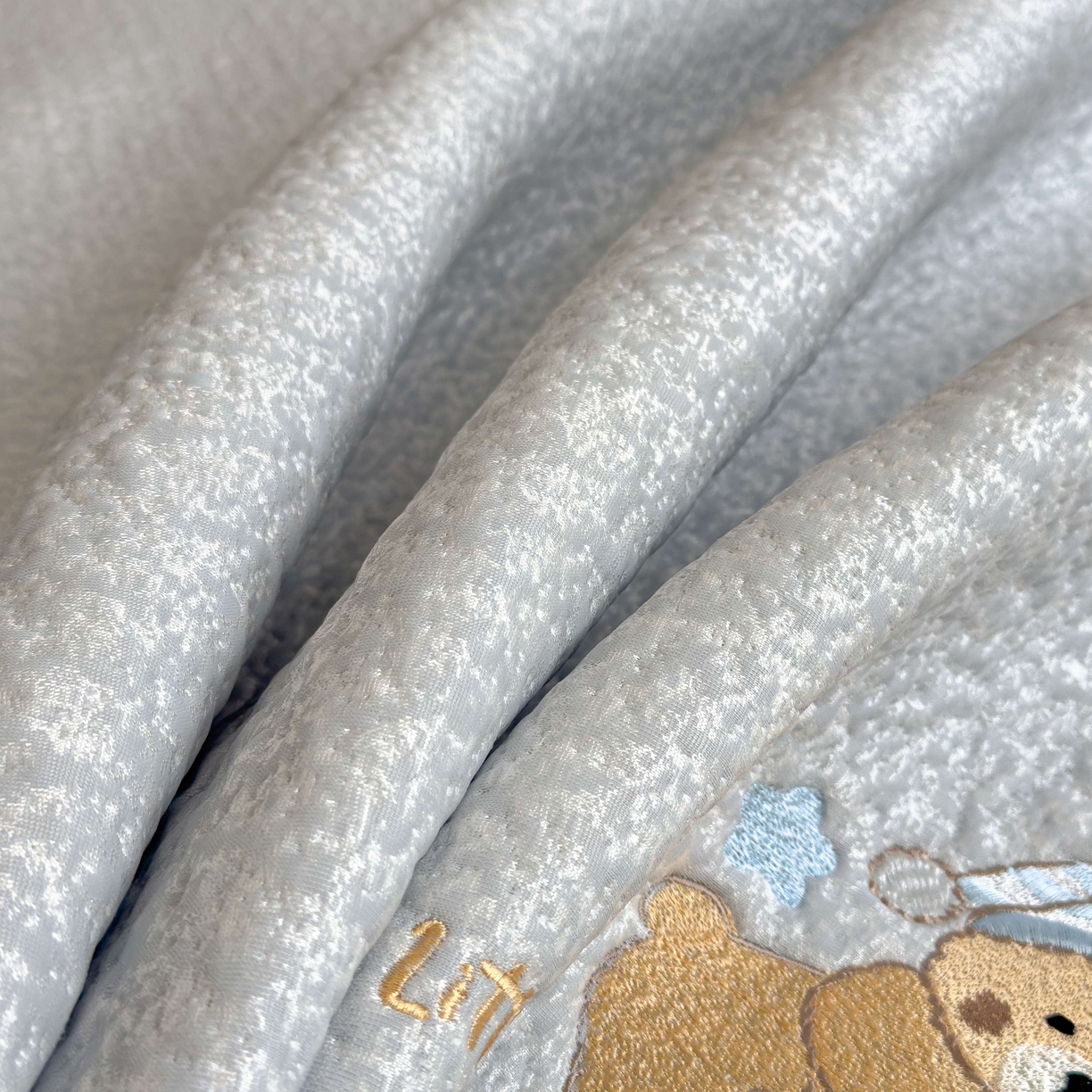 91家纺网 家纺一手货源 找家纺 几禾 2026春夏新款双泡刺绣款凉席席子空调软席 睡梦狗狗 床席款